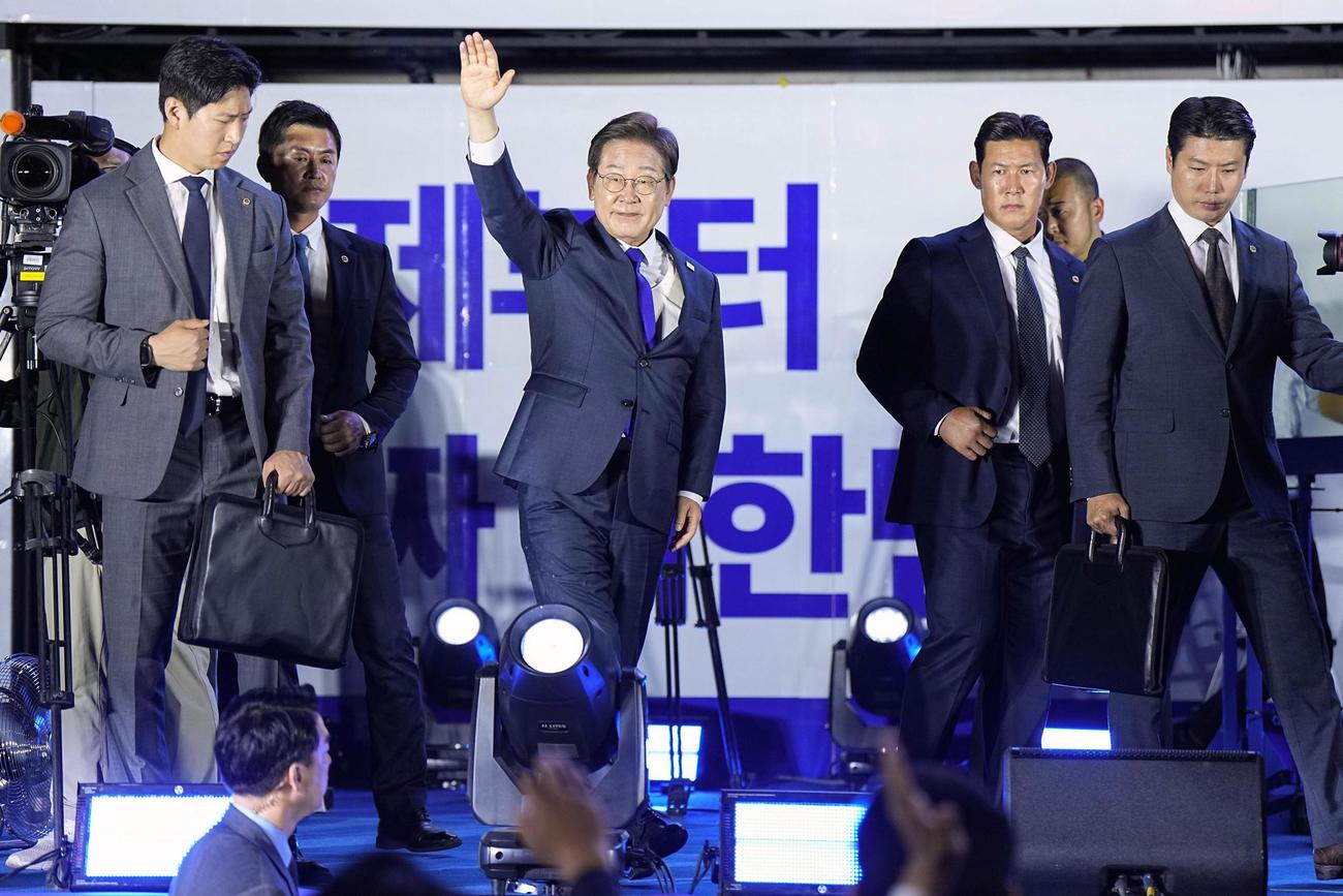 韓国大統領選で当選を確実にし、支持者に向かって手を振る「共に民主党」の李在明前代表（共同）