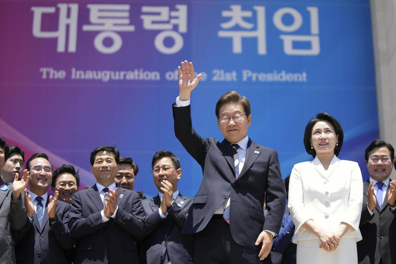 韓国国会で開かれた就任式典を終え、手を振る李在明大統領（共同）