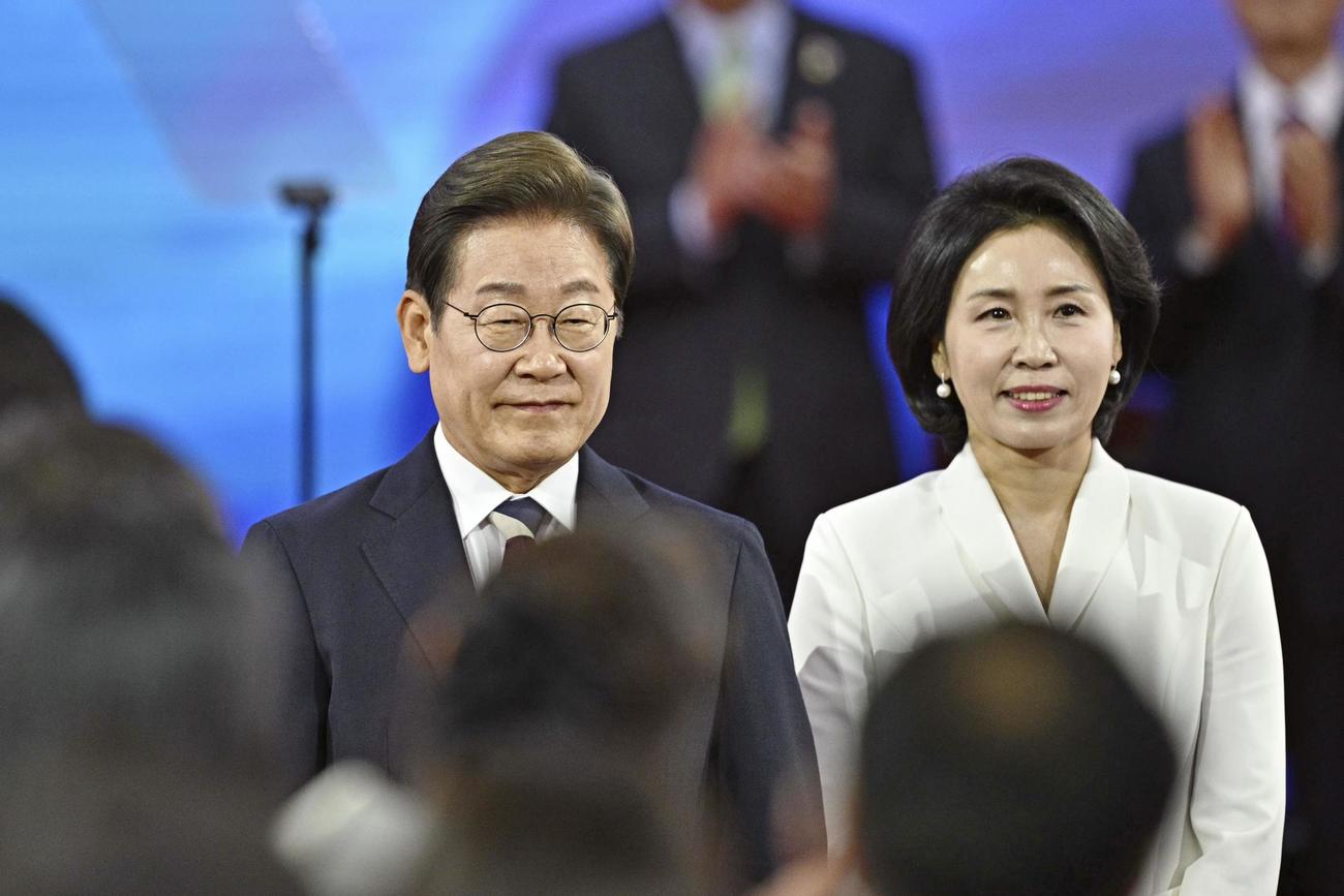就任式典に臨む韓国の李在明大統領（左）と妻の金恵京氏（共同）