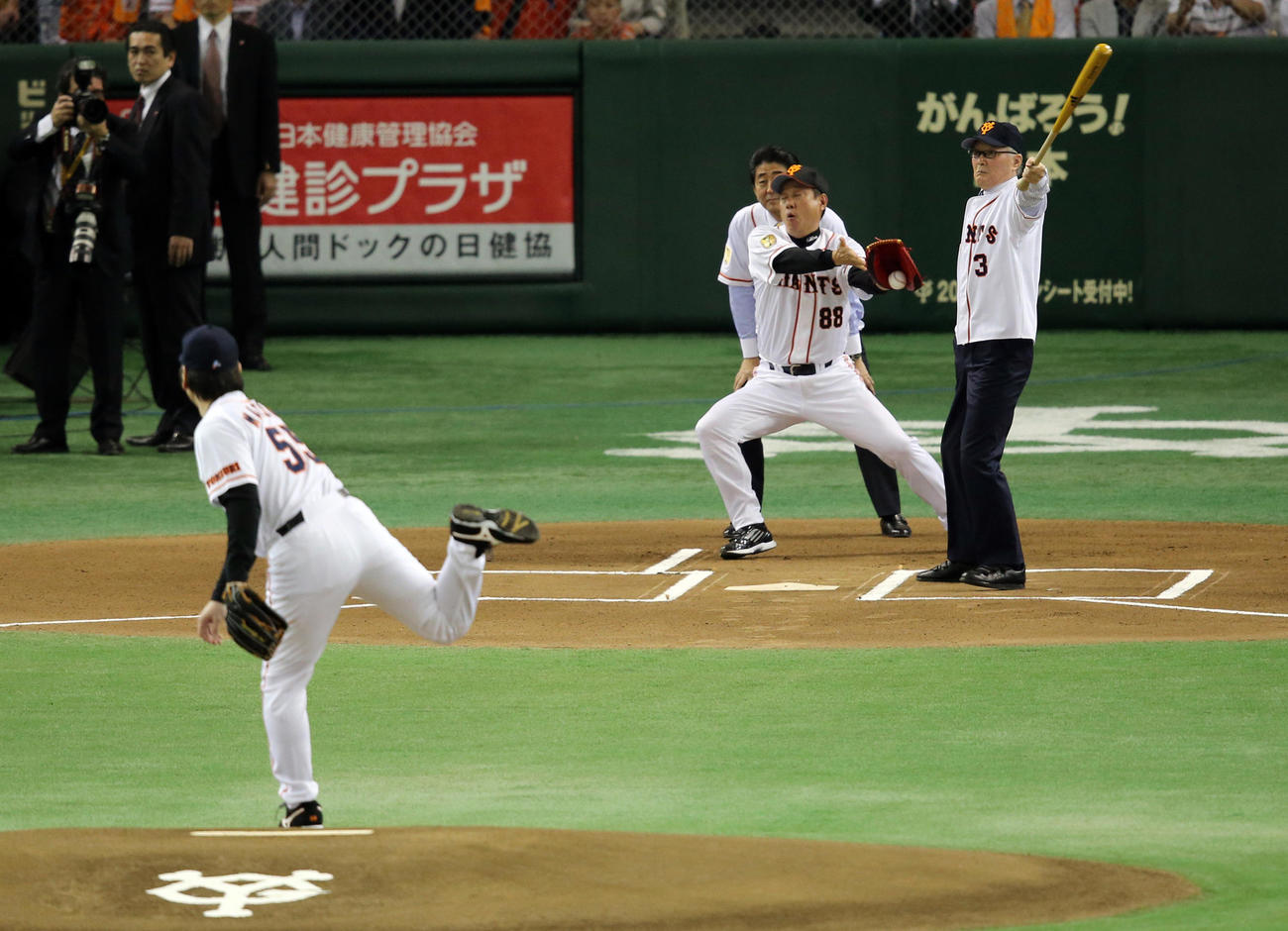 13年5月　始球式で打席に立ち、左手で振り切る長嶋終身名誉監督。投手松井氏。球審は安倍晋三首相（撮影・浅見桂子）