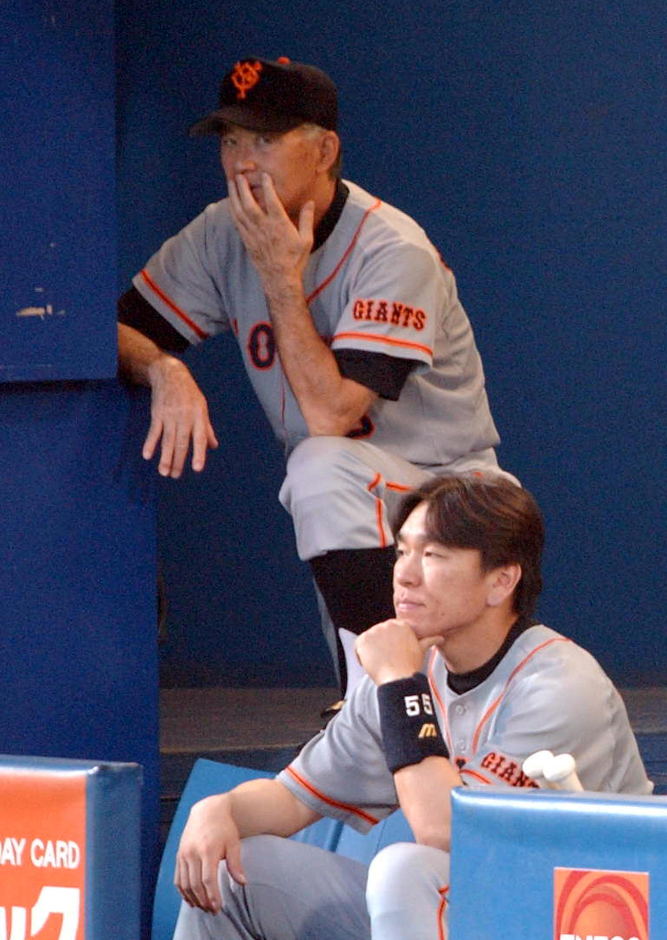 01年8月　ベンチの奥で戦況をにらむ長嶋茂雄監督、手前は松井秀喜