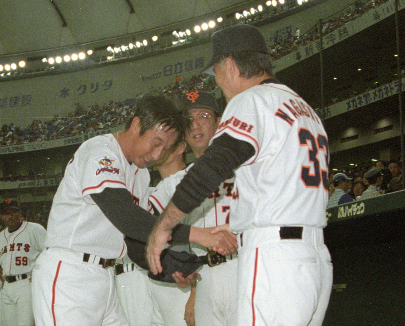 97年9月　今季限りで引退する宮本和知と握手する長嶋茂雄監督