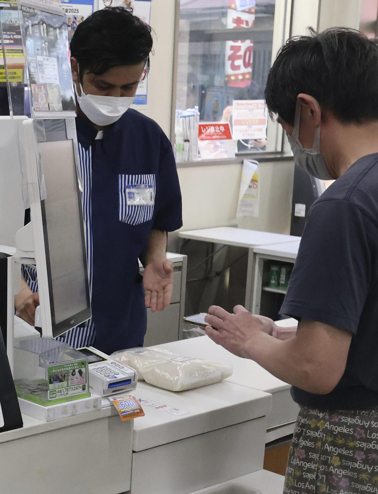 ローソンで販売が始まった政府備蓄米＝5日朝、東京都品川区（共同）