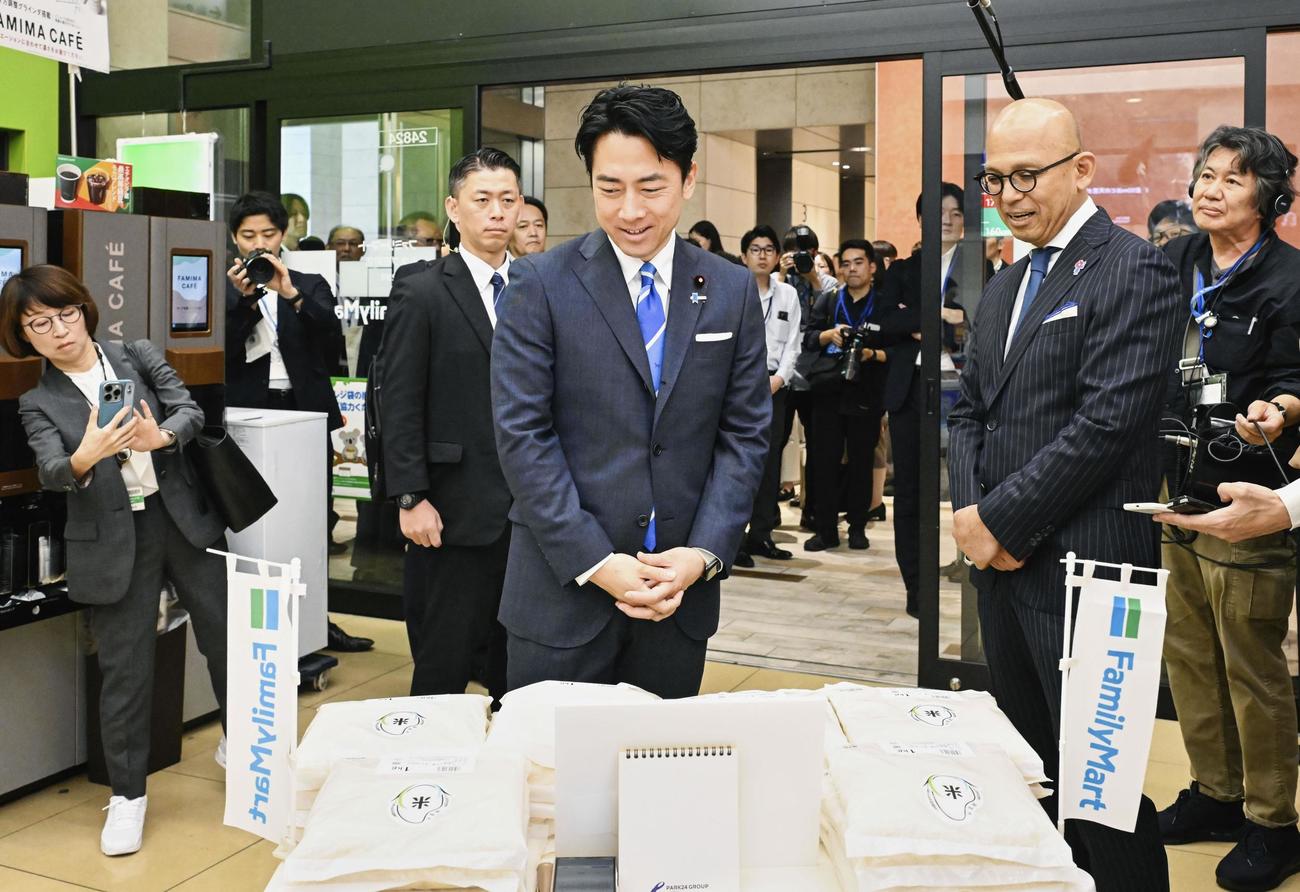 備蓄米が販売されたファミリーマートの店舗を視察する小泉農相（5日午前、東京都港区　共同＝代表撮影）