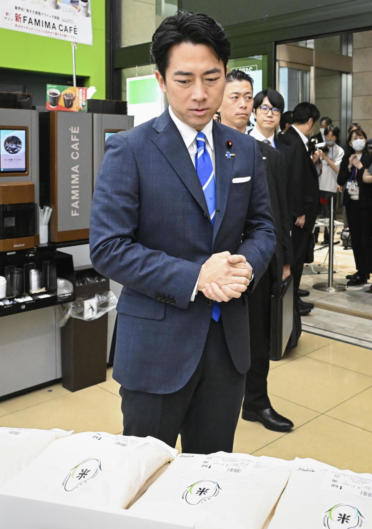 備蓄米が販売されたファミリーマートの店舗を視察する小泉農相（5日午前、東京都港区　共同＝代表撮影）