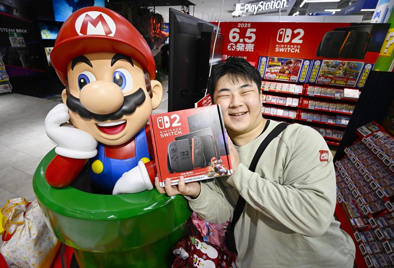 「ニンテンドースイッチ2」を受け取り笑顔の男性（共同）