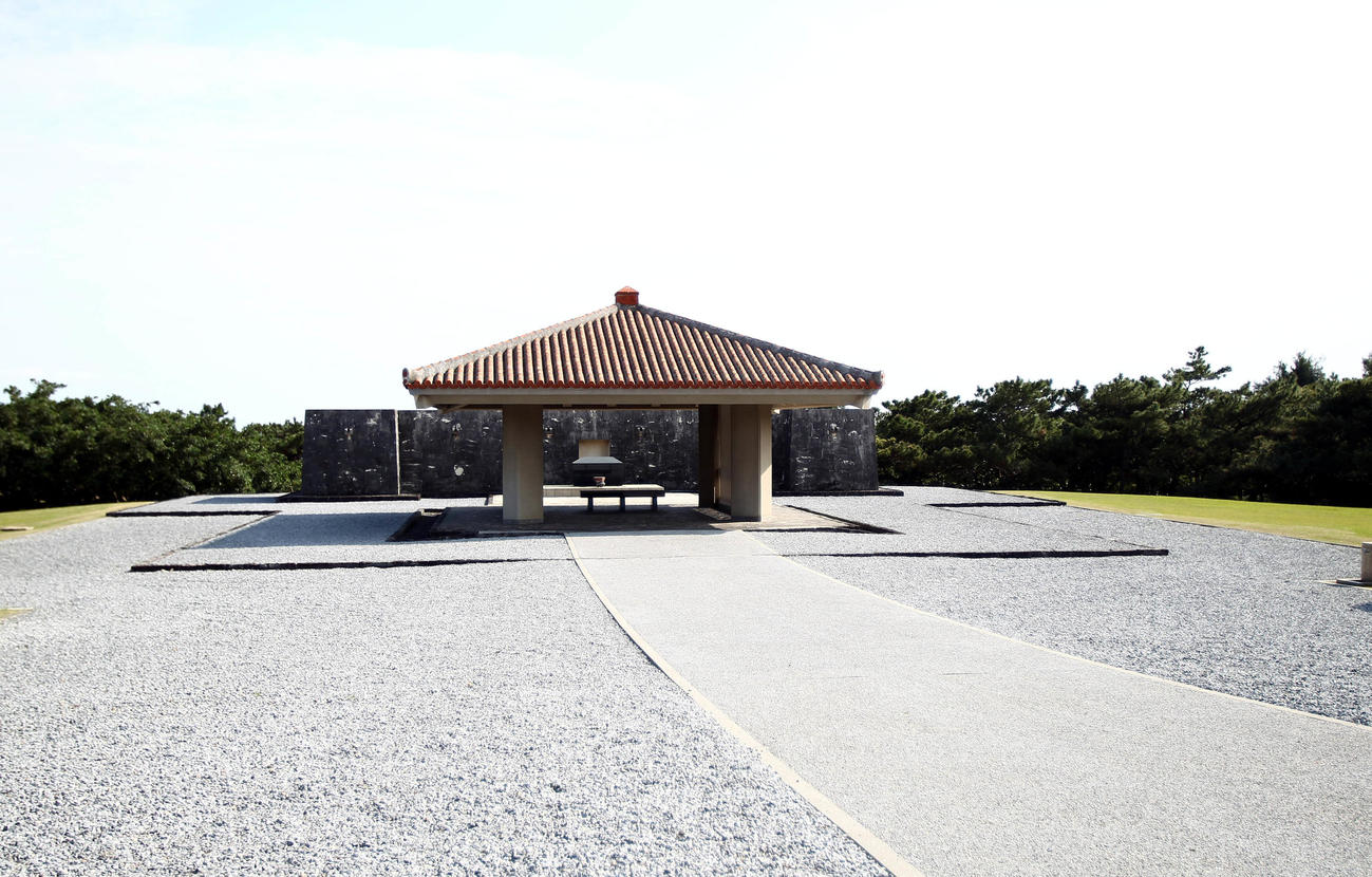 平和祈念公園の国立沖縄戦戦没者墓苑