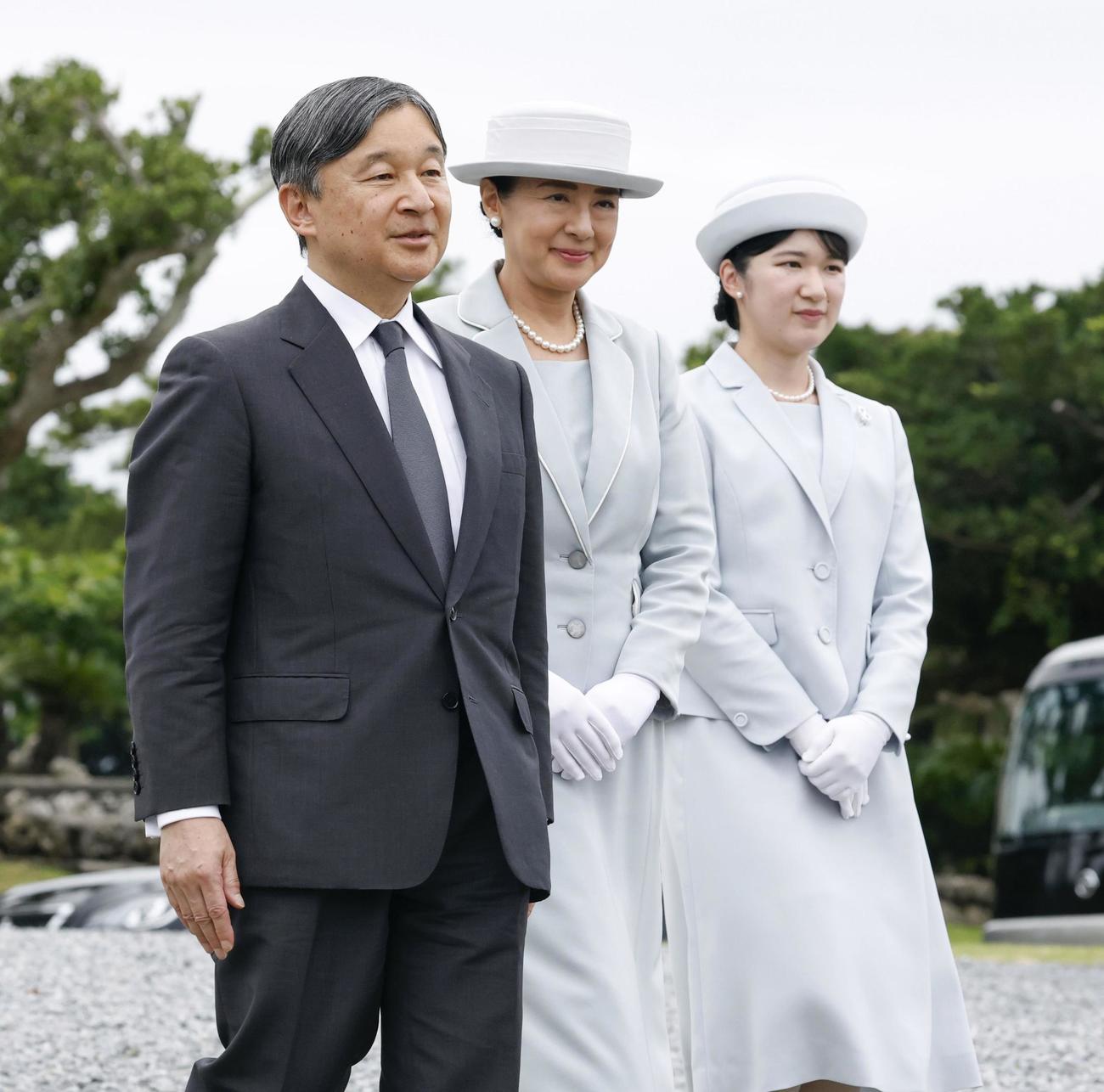 国立沖縄戦没者墓苑を訪れ、供花に向かわれる天皇、皇后両陛下と長女愛子さま（共同）