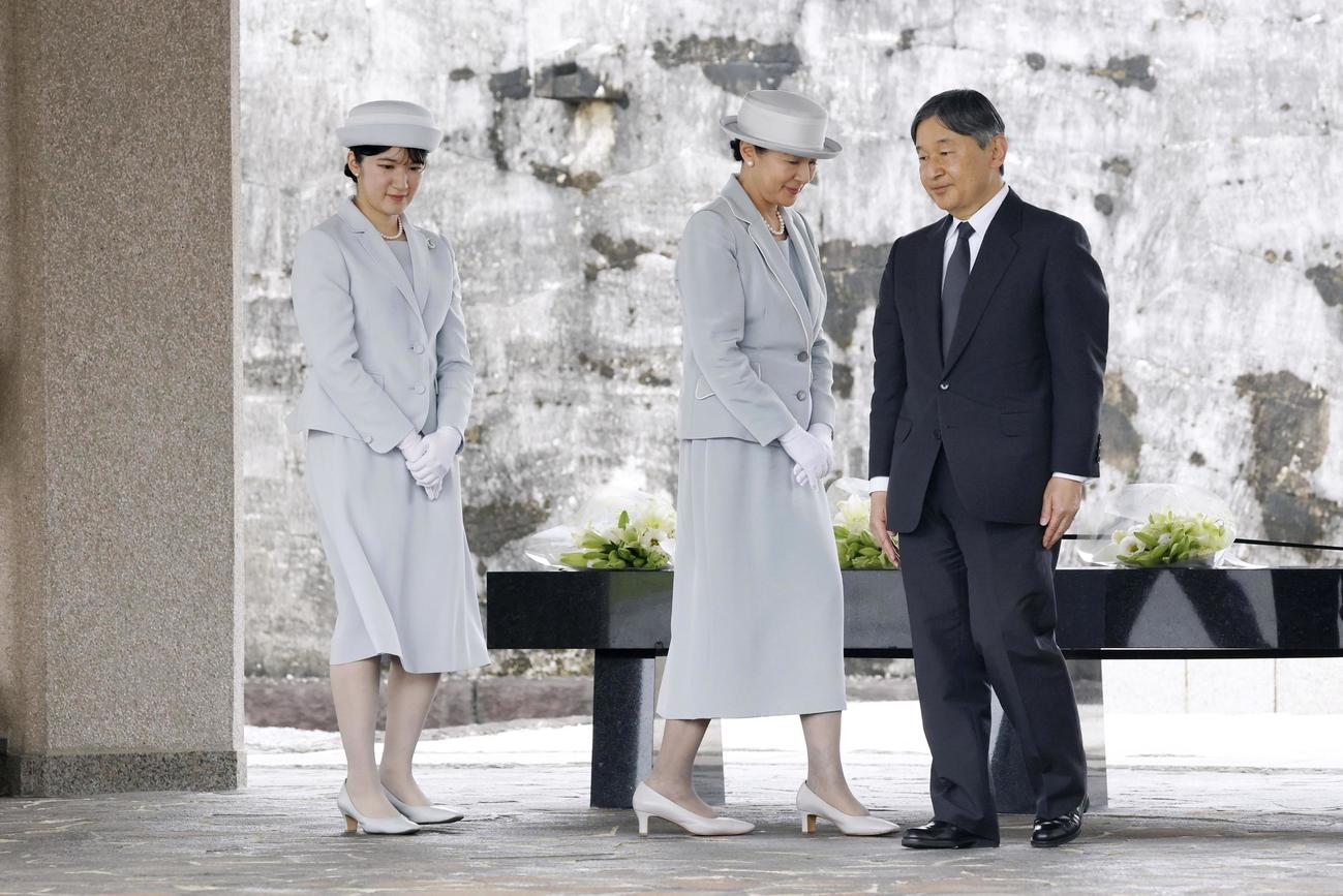 国立沖縄戦没者墓苑を訪れ、納骨堂前に供花された天皇、皇后両陛下と長女愛子さま（共同）