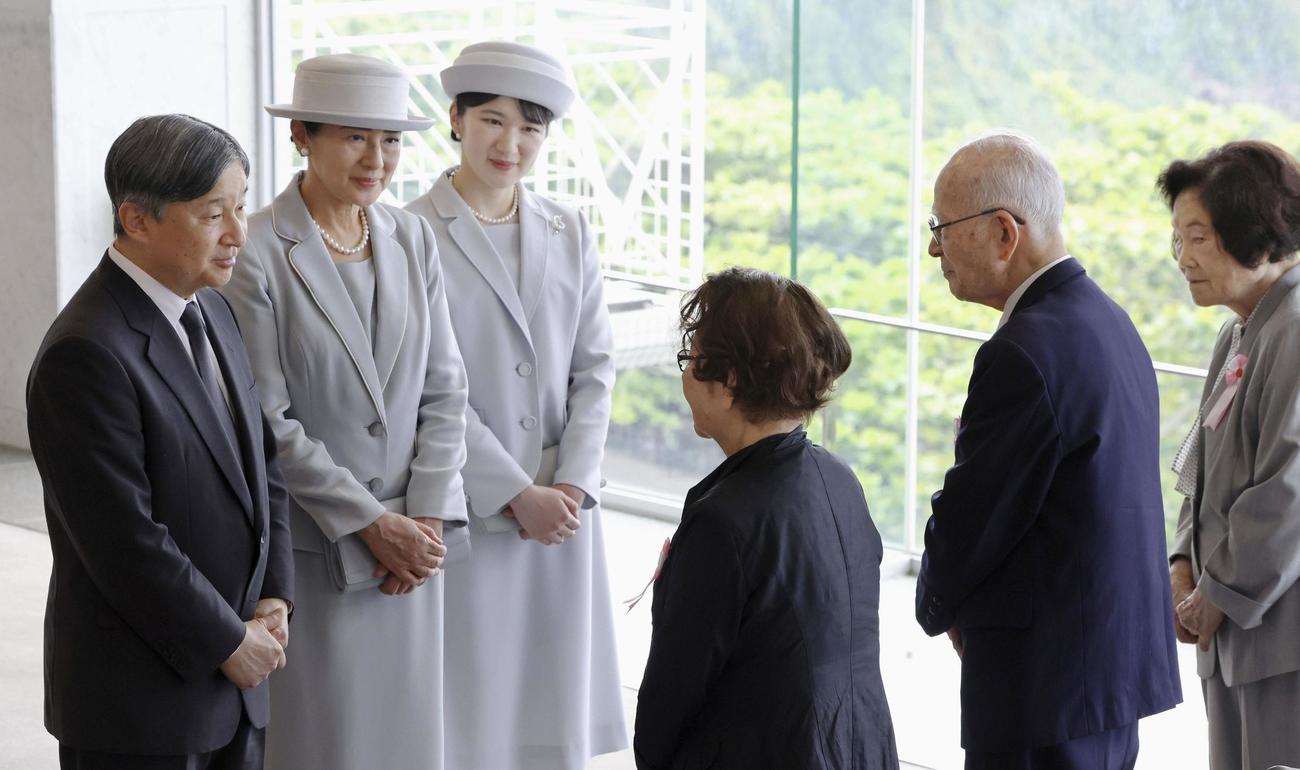 戦争体験者と懇談される天皇、皇后両陛下と長女愛子さま（共同）