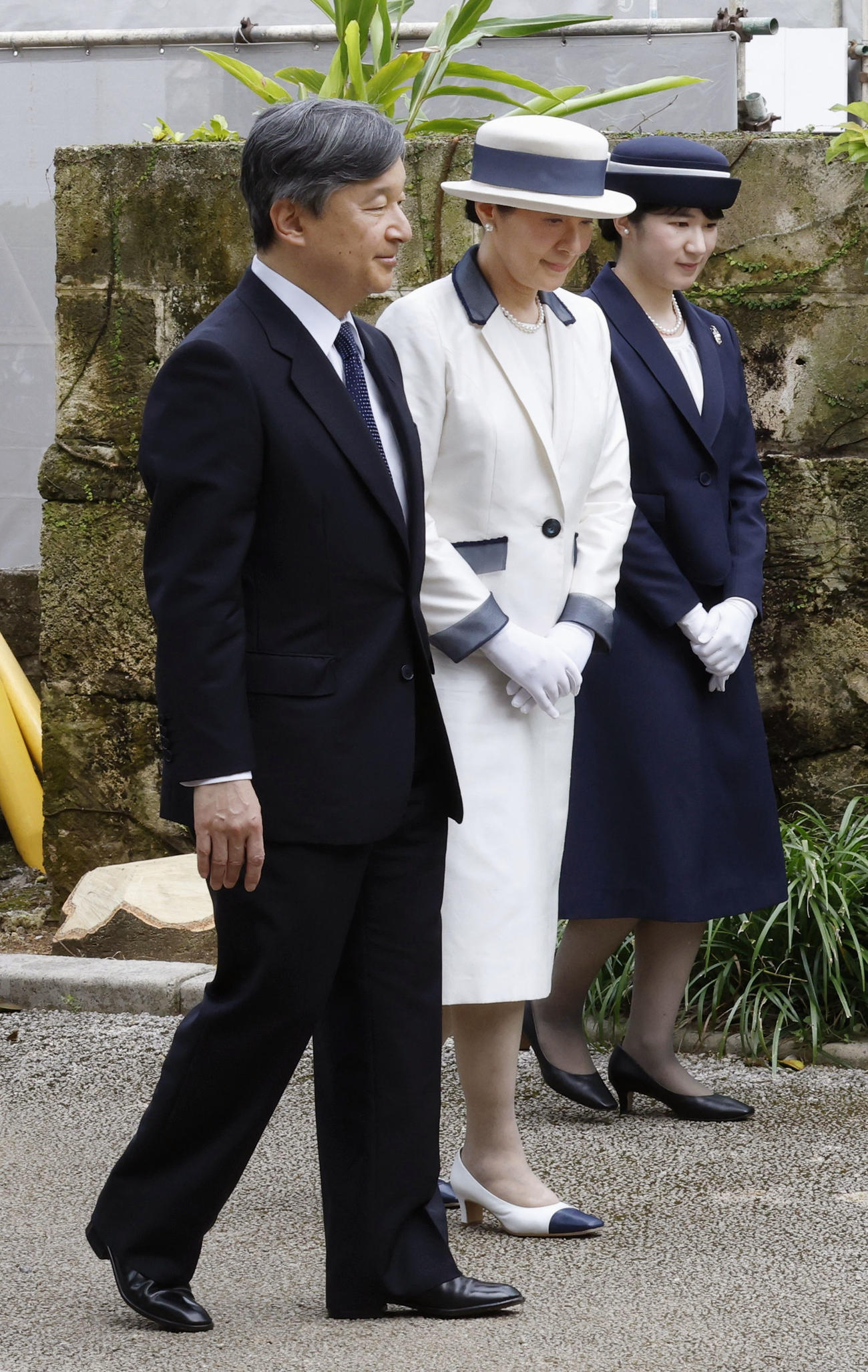 小桜の塔へ供花に向かわれる天皇、皇后両陛下と長女愛子さま（共同）