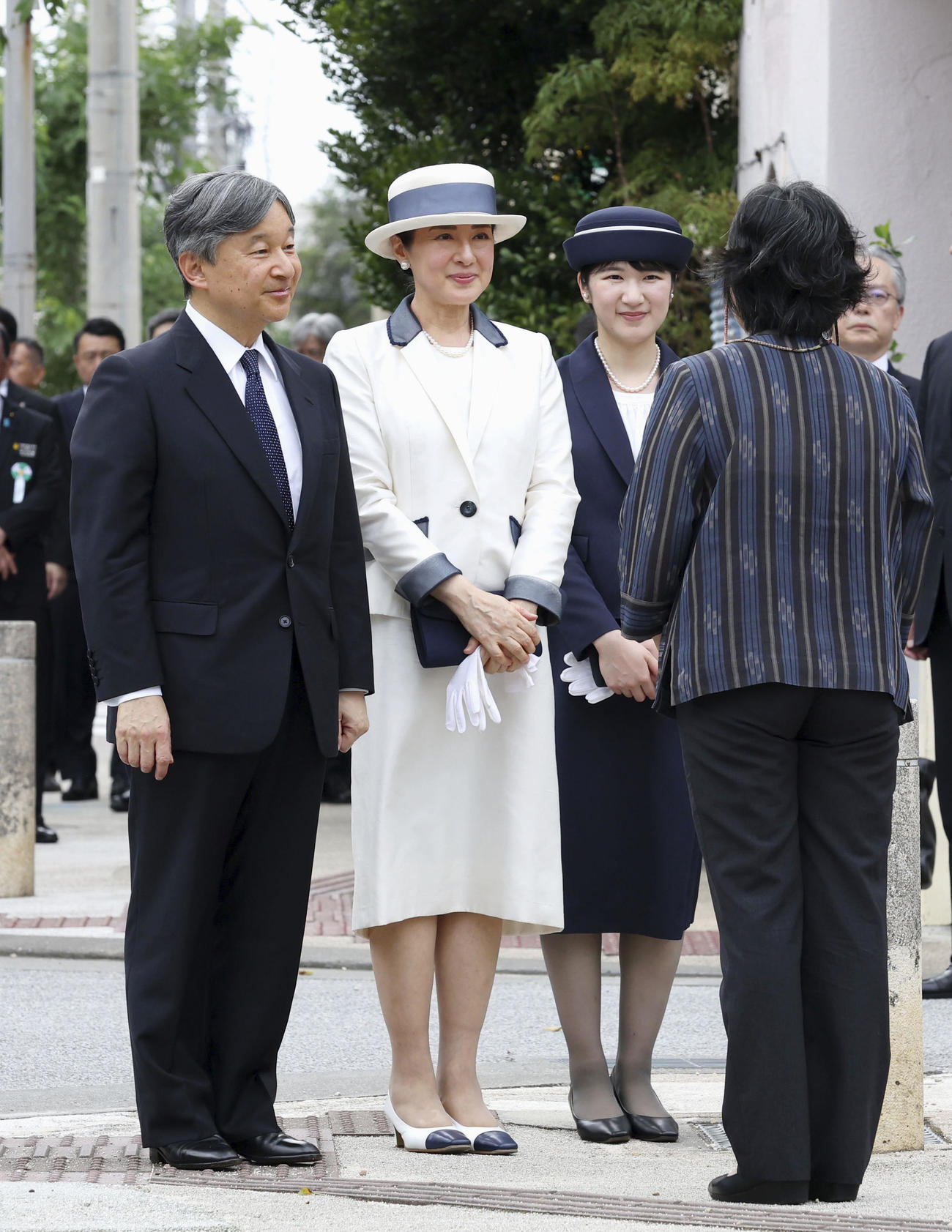 対馬丸記念館に到着された天皇、皇后両陛下と長女愛子さま（代表撮影）