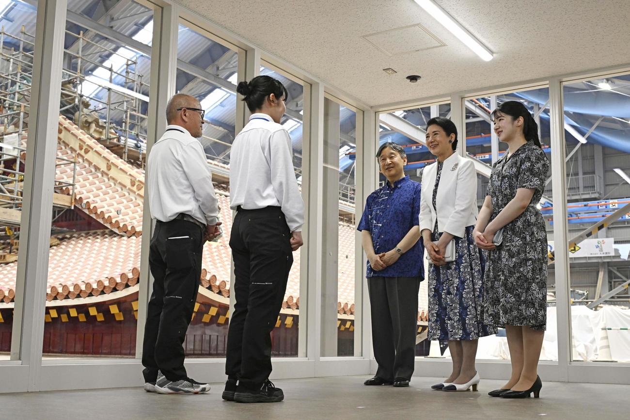 首里城の復元状況を視察された天皇、皇后両陛下と長女愛子さま（代表撮影）