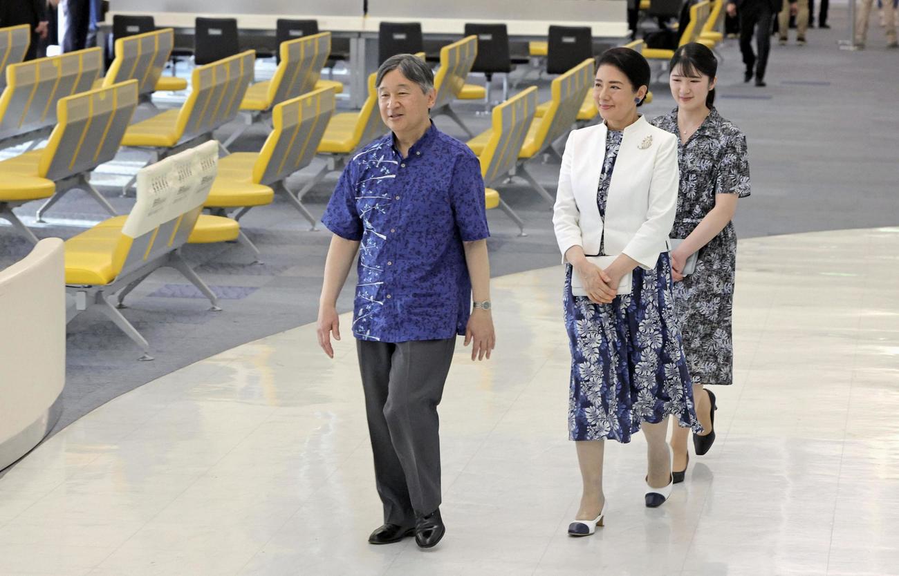 帰京のため那覇空港に到着された天皇、皇后両陛下と長女愛子さま（代表撮影）