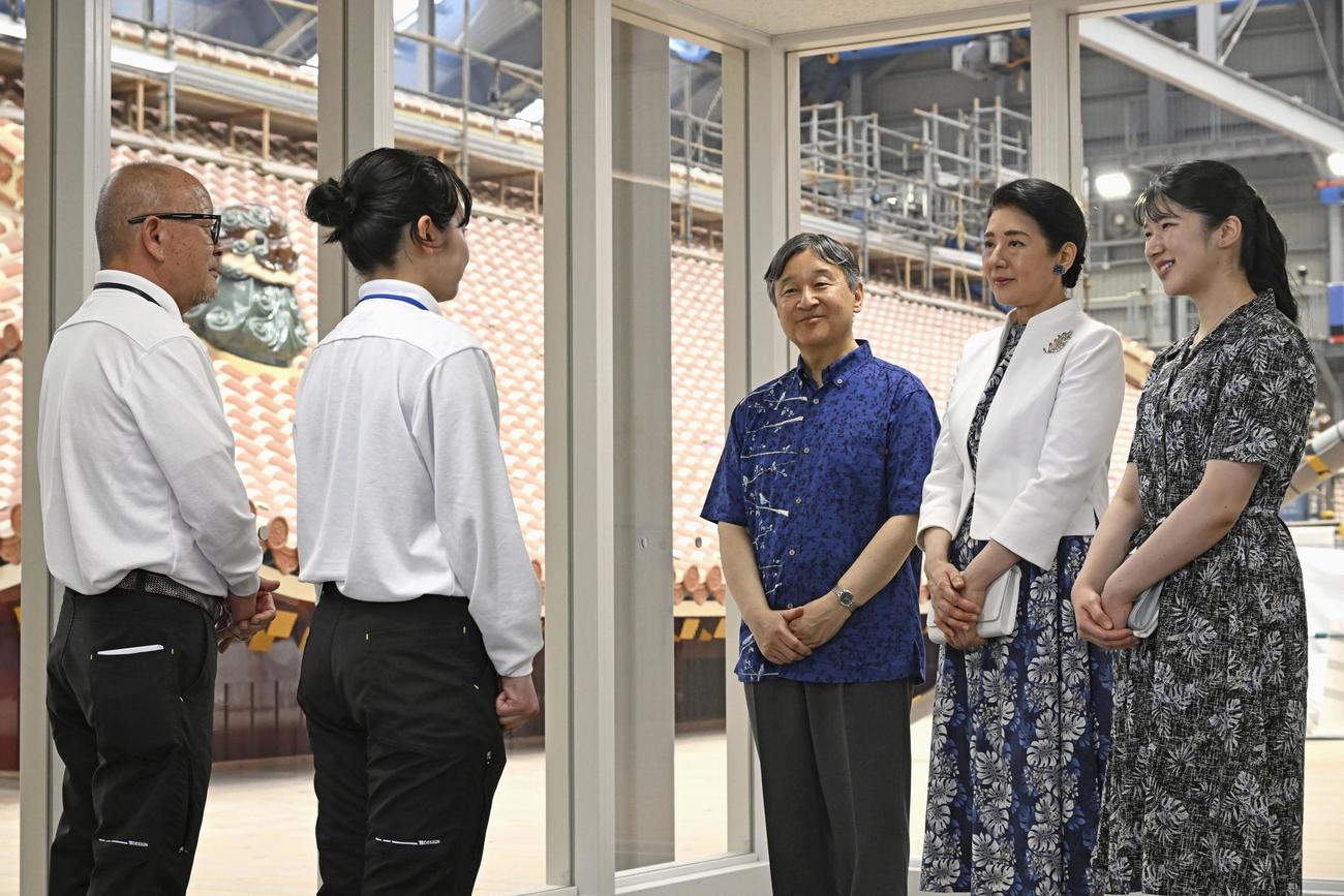 首里城の復元状況を視察された天皇、皇后両陛下と長女愛子さま（代表撮影）