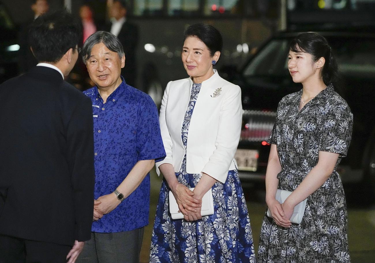 沖縄訪問を終え、羽田空港に到着された天皇、皇后両陛下と愛子さま（共同）