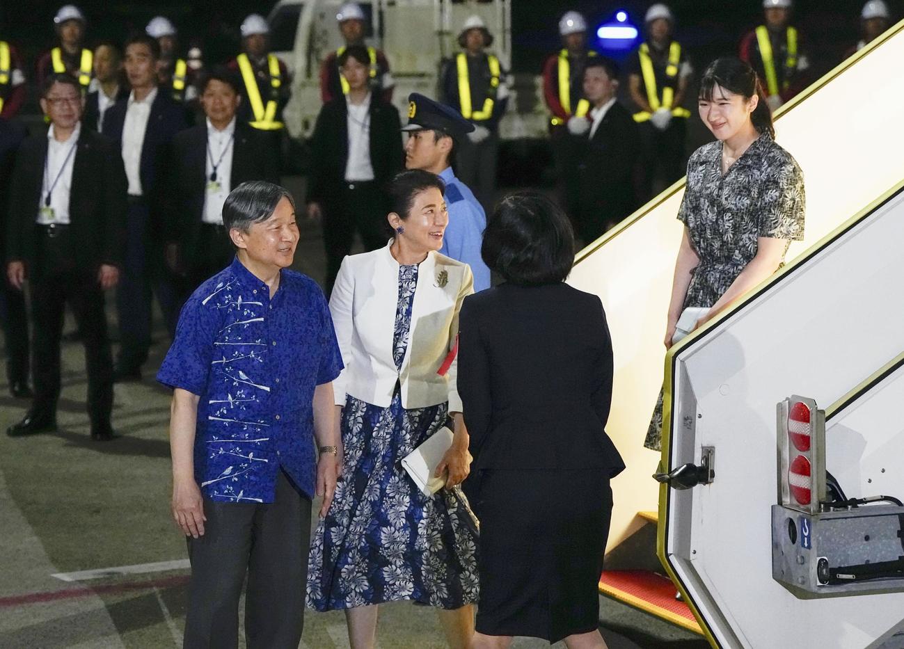 沖縄訪問を終え、羽田空港に到着された天皇、皇后両陛下と愛子さま（共同）