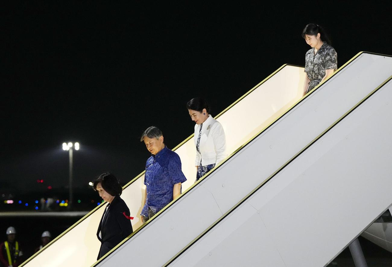 沖縄訪問を終え、羽田空港に到着された天皇、皇后両陛下と愛子さま（共同）