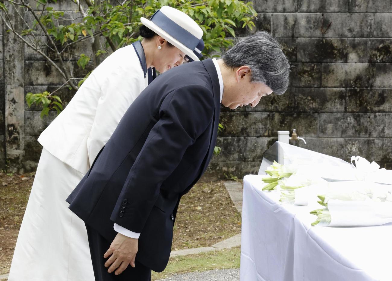 小桜の塔で供花し一礼される天皇、皇后両陛下と長女愛子さま（共同）