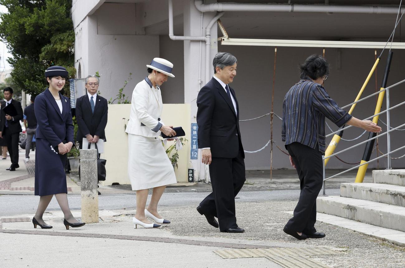 対馬丸記念館に向かわれる天皇、皇后両陛下と長女愛子さま（代表撮影）