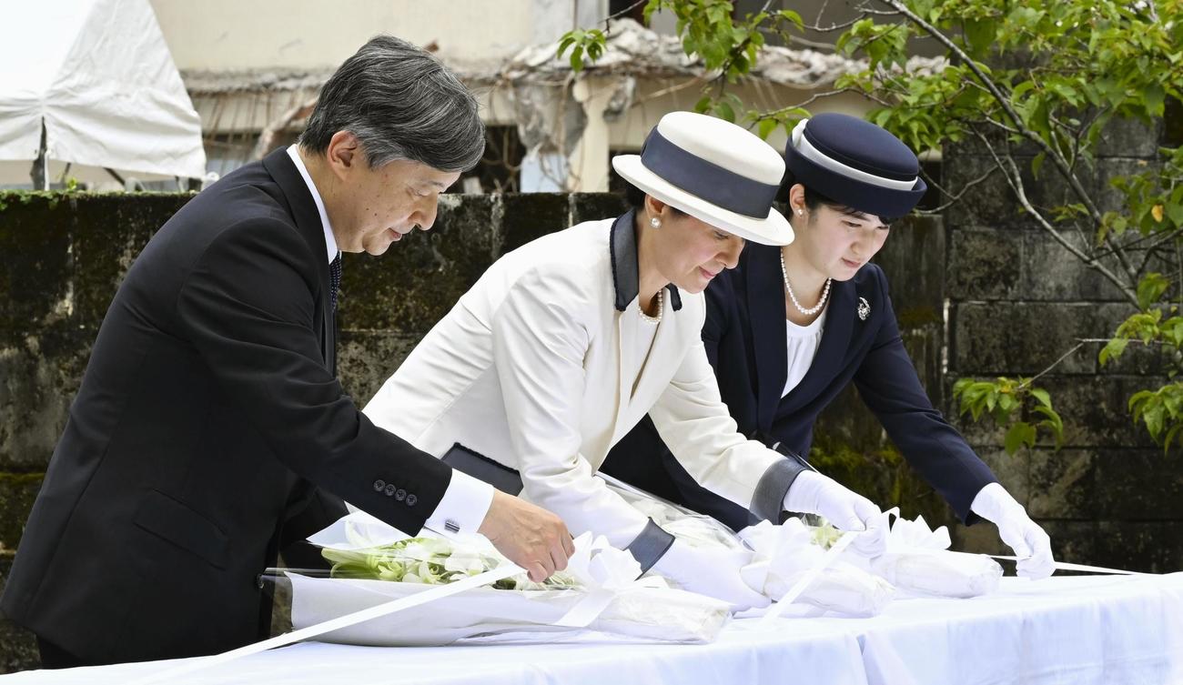 小桜の塔で供花される天皇、皇后両陛下と長女愛子さま（代表撮影）