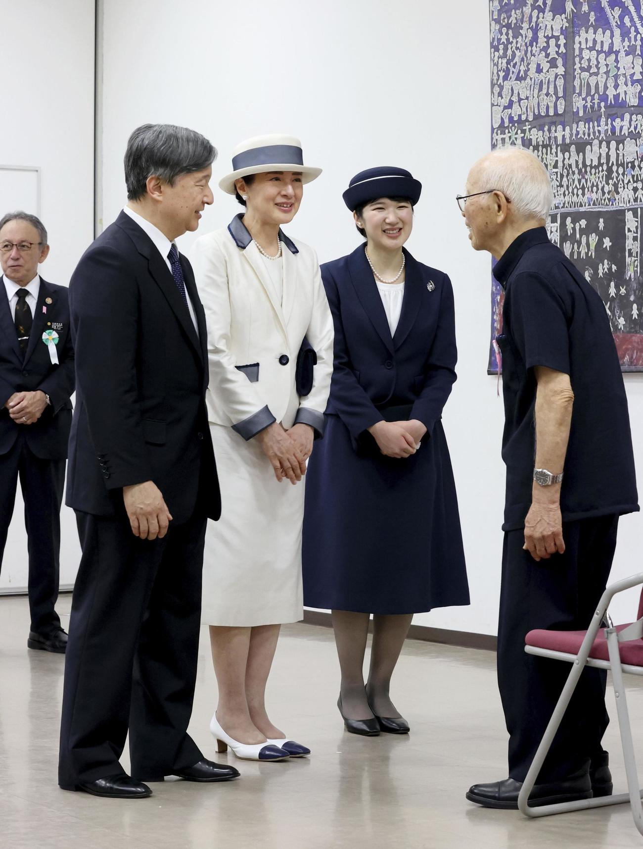 対馬丸事件の生存者と懇談される天皇、皇后両陛下と長女愛子さま（代表撮影）