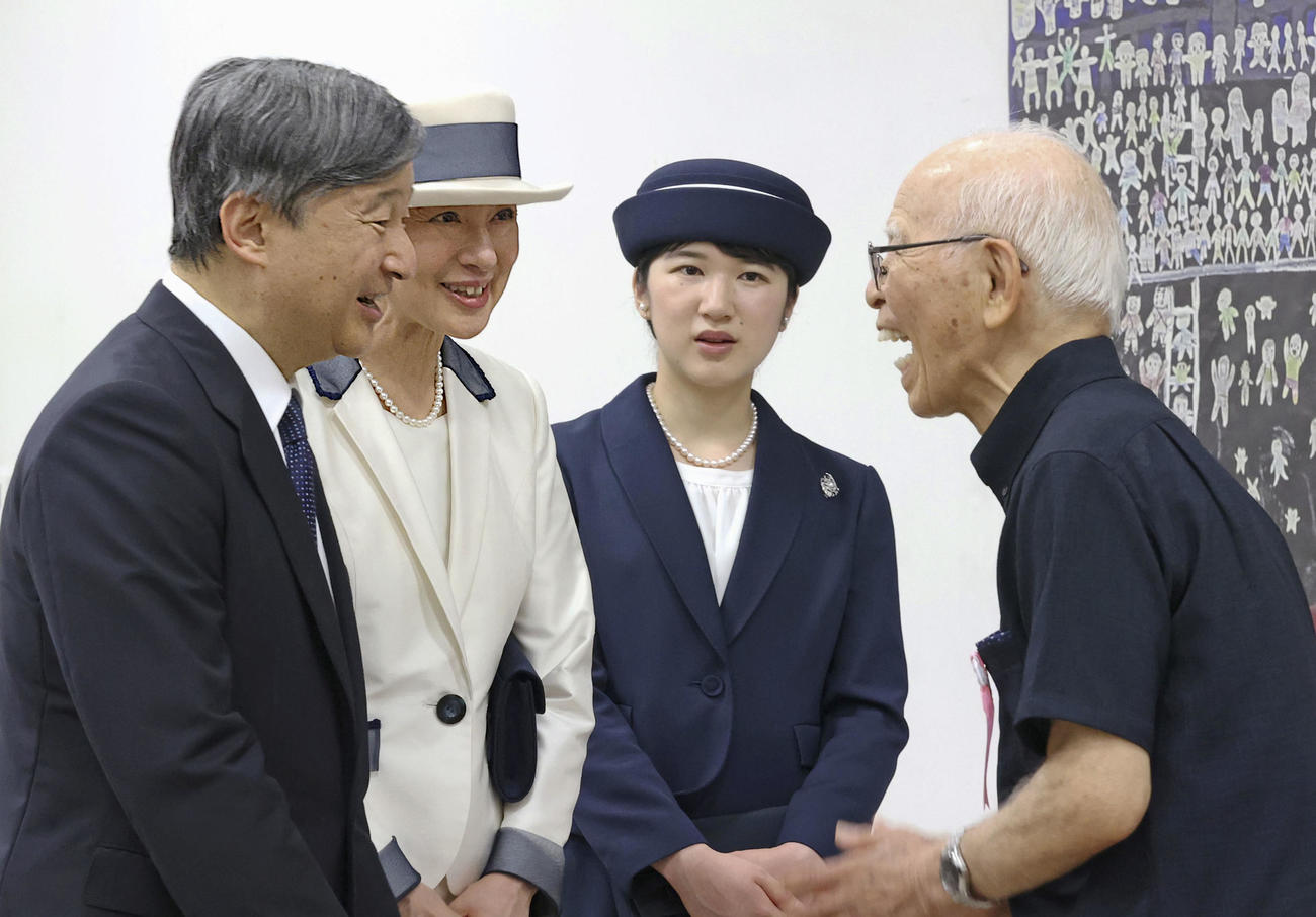 対馬丸事件の生存者と懇談される天皇、皇后両陛下と長女愛子さま（代表撮影）