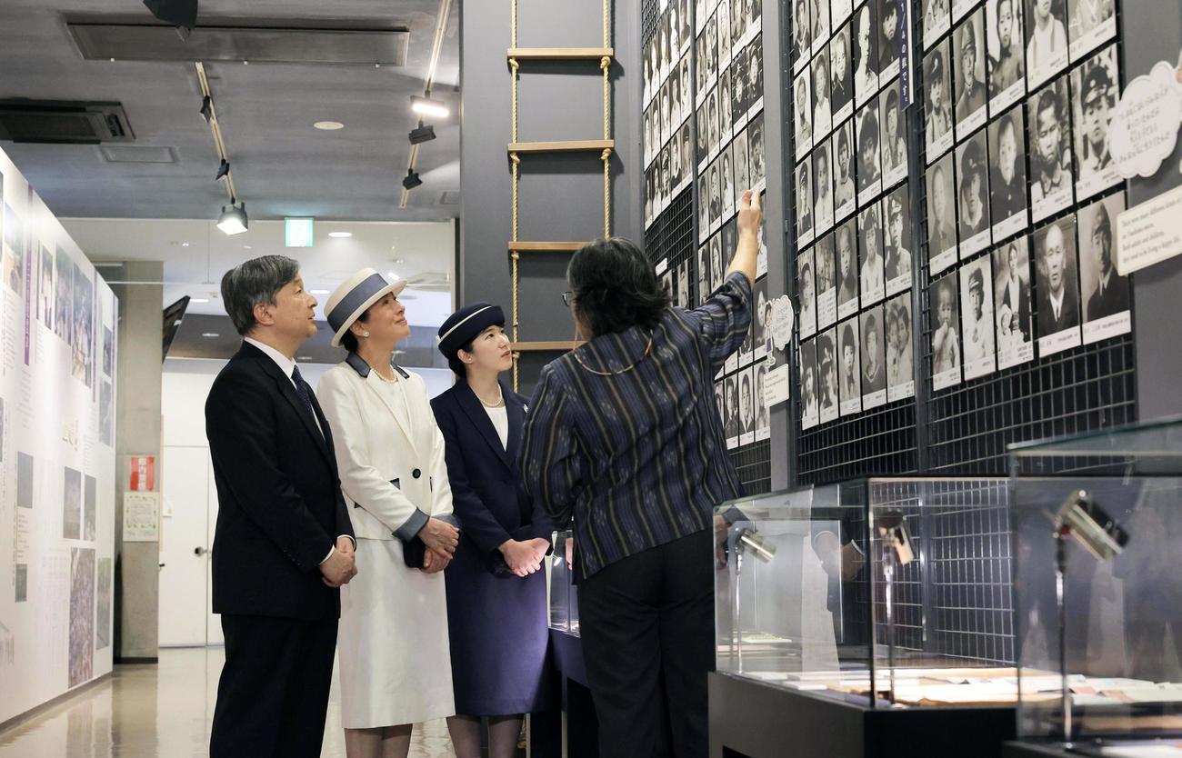 対馬丸記念館を訪問し、説明を受けられる天皇、皇后両陛下と長女愛子さま（代表撮影）