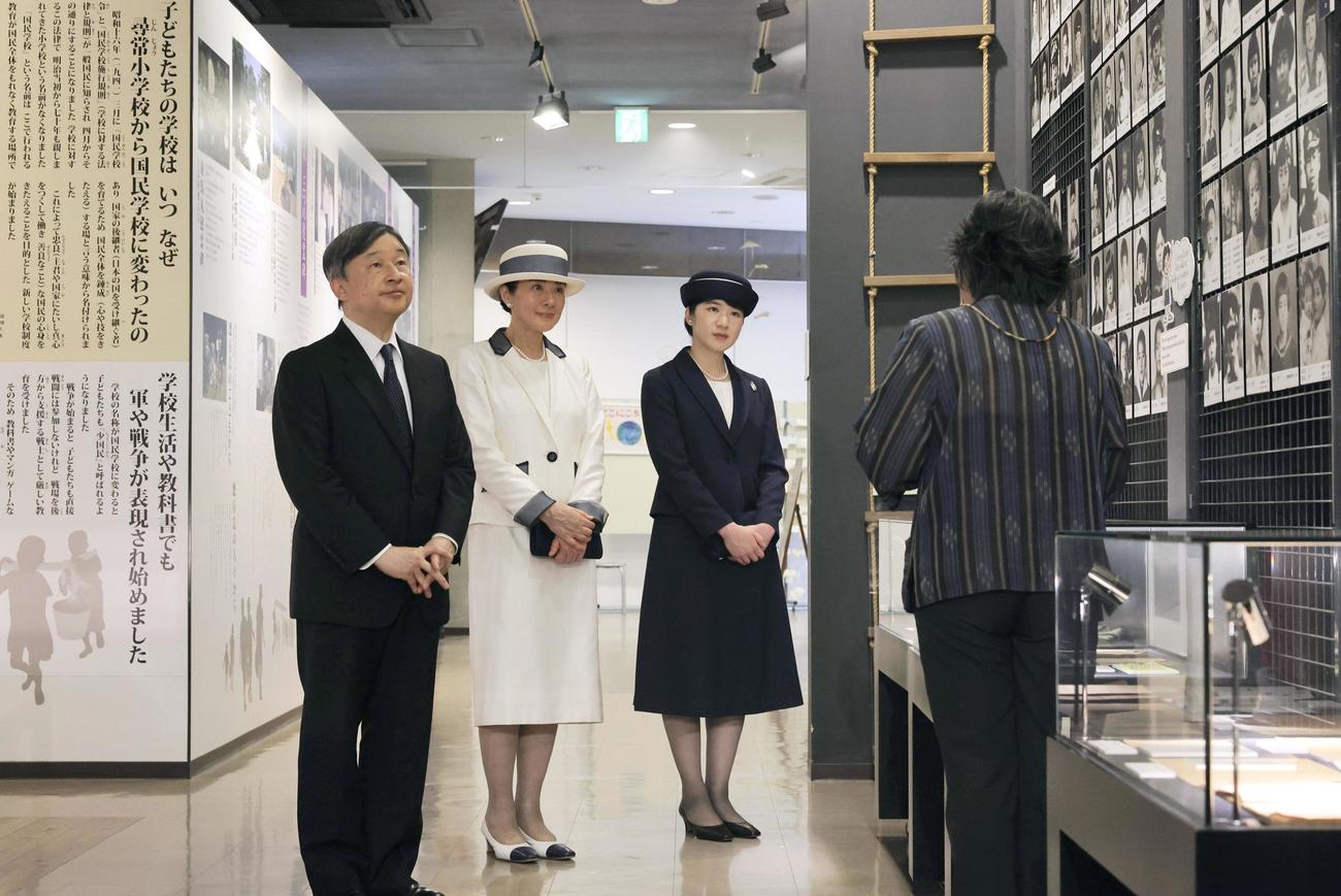 対馬丸記念館を訪問し、説明を受けられる天皇、皇后両陛下と長女愛子さま（代表撮影）