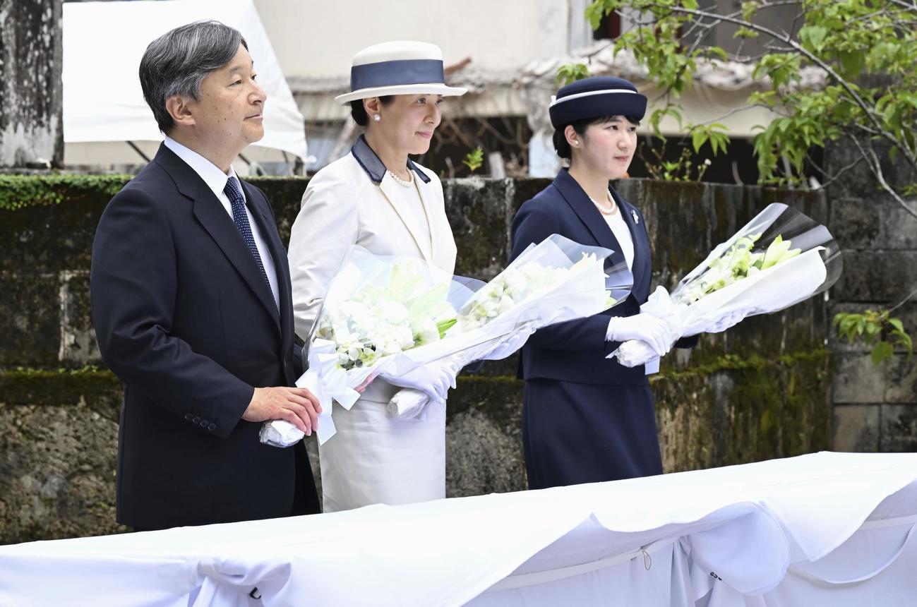 小桜の塔で供花される天皇、皇后両陛下と長女愛子さま（代表撮影）