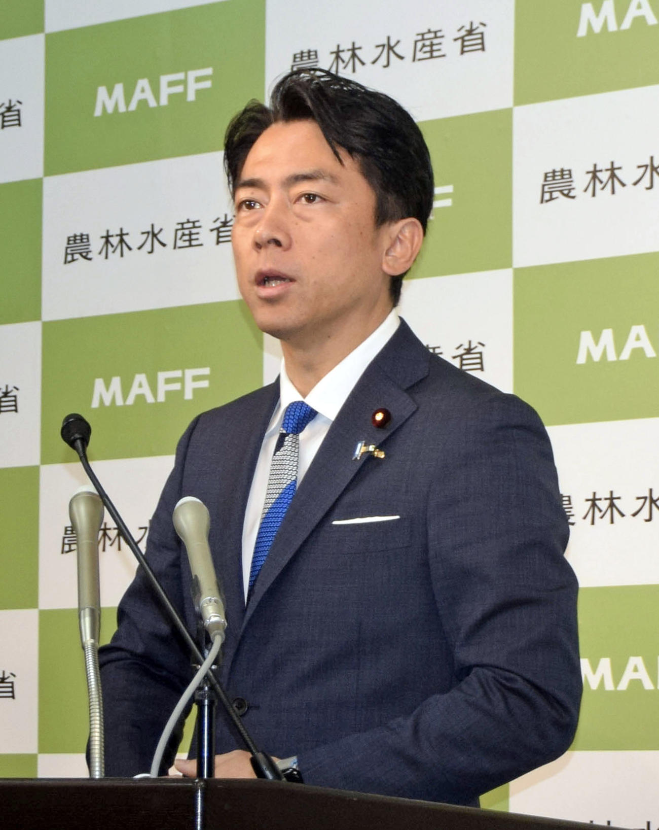 6日の閣議後、記者会見する小泉農相（共同）
