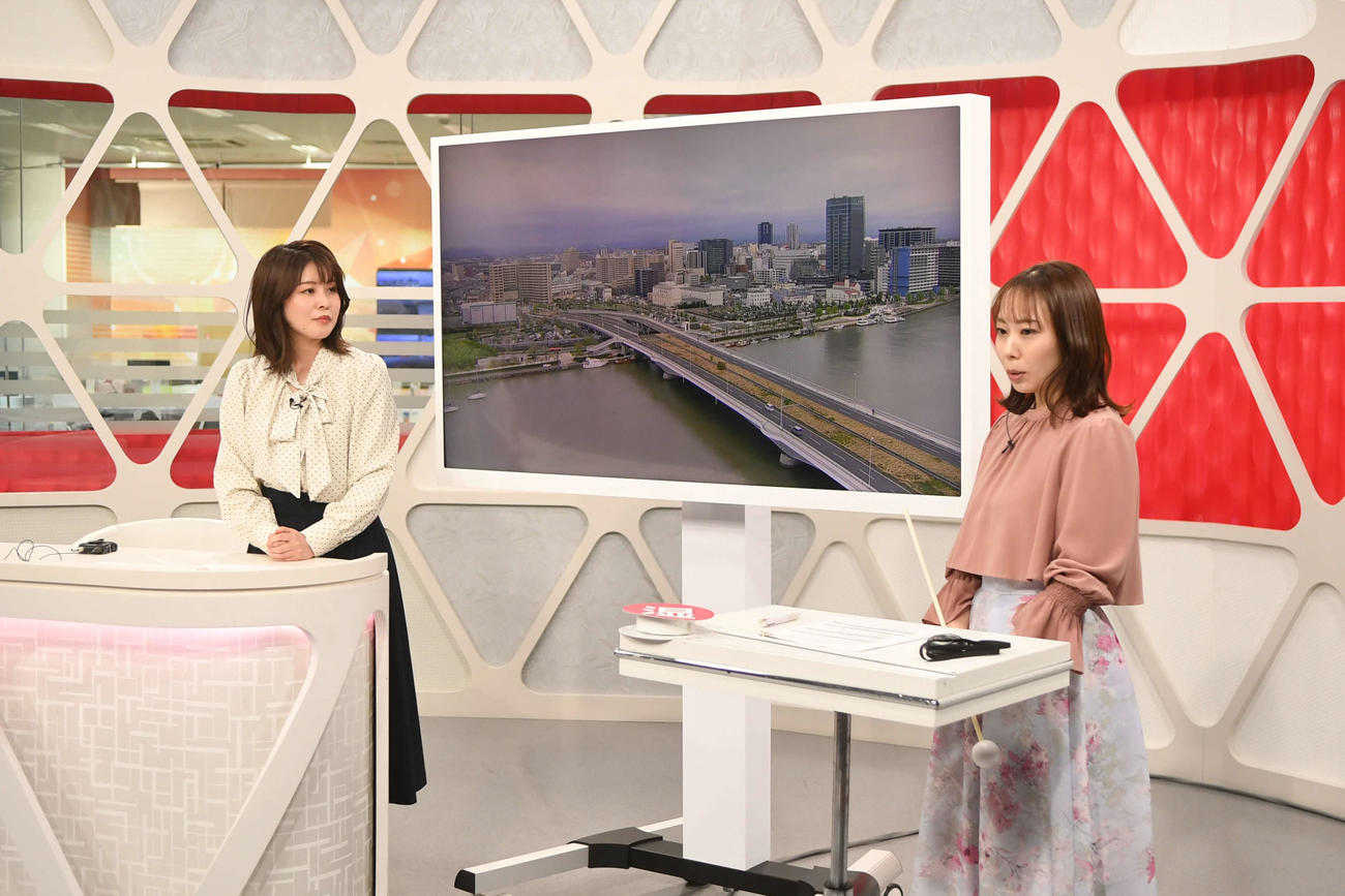 田中里穂気象予報士（右）と放送前の確認をする高橋アナウンサー