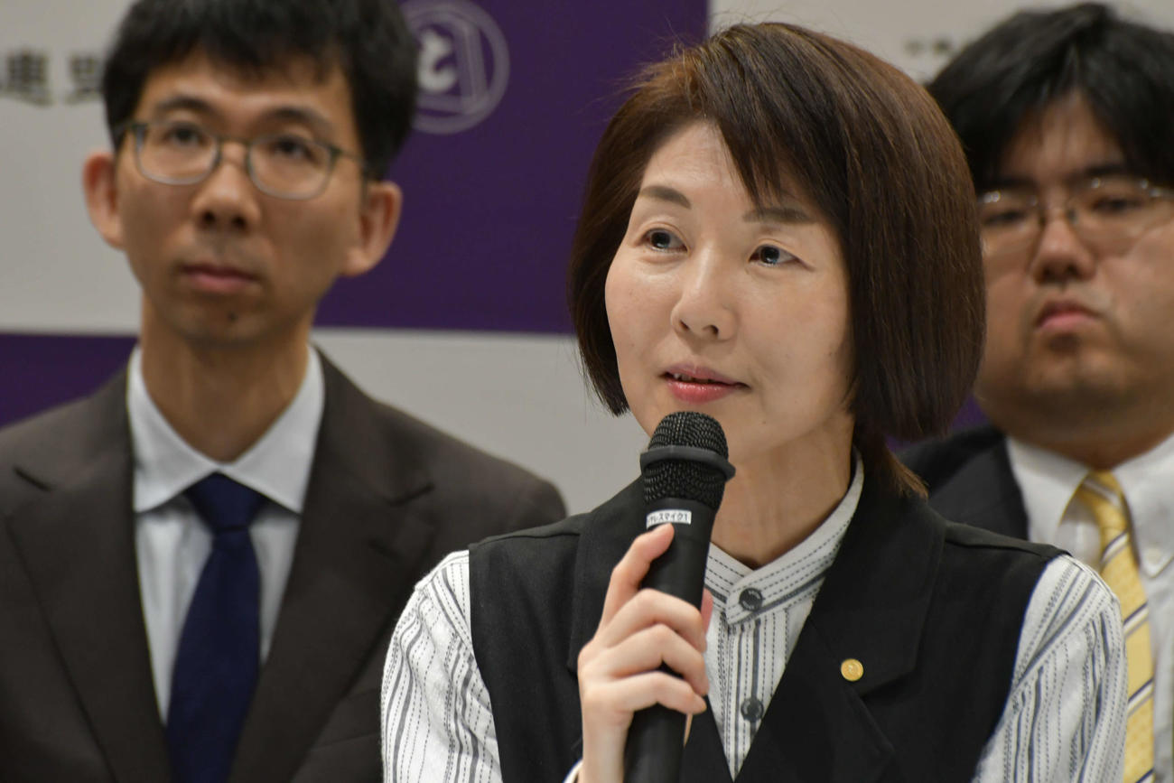 女性初の会長就任会見で抱負を語る日本将棋連盟会長の清水市代女流七段