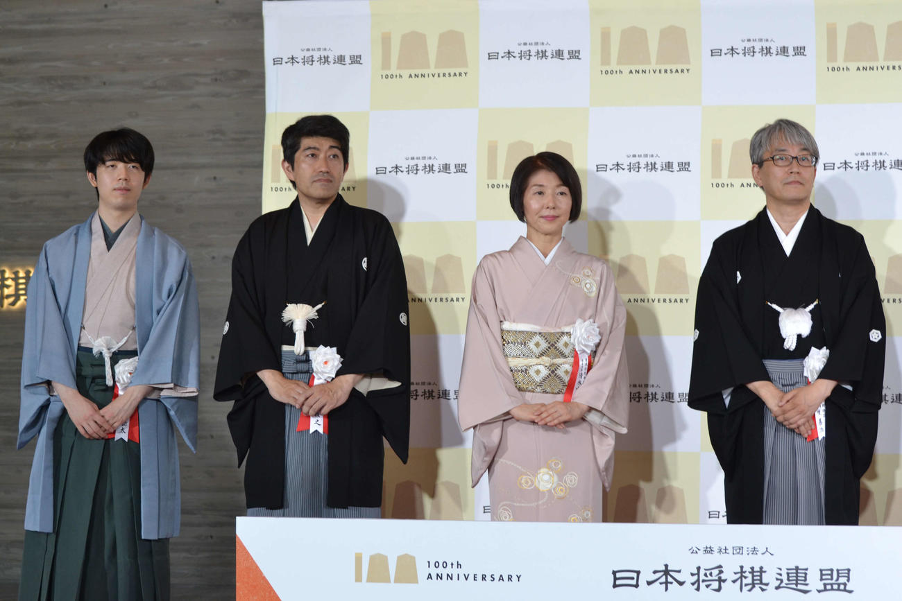 新将棋会館お披露目式で撮影に応じた藤井聡太7冠、森内俊之九段、清水市代女流七段、羽生善治会長（左から）