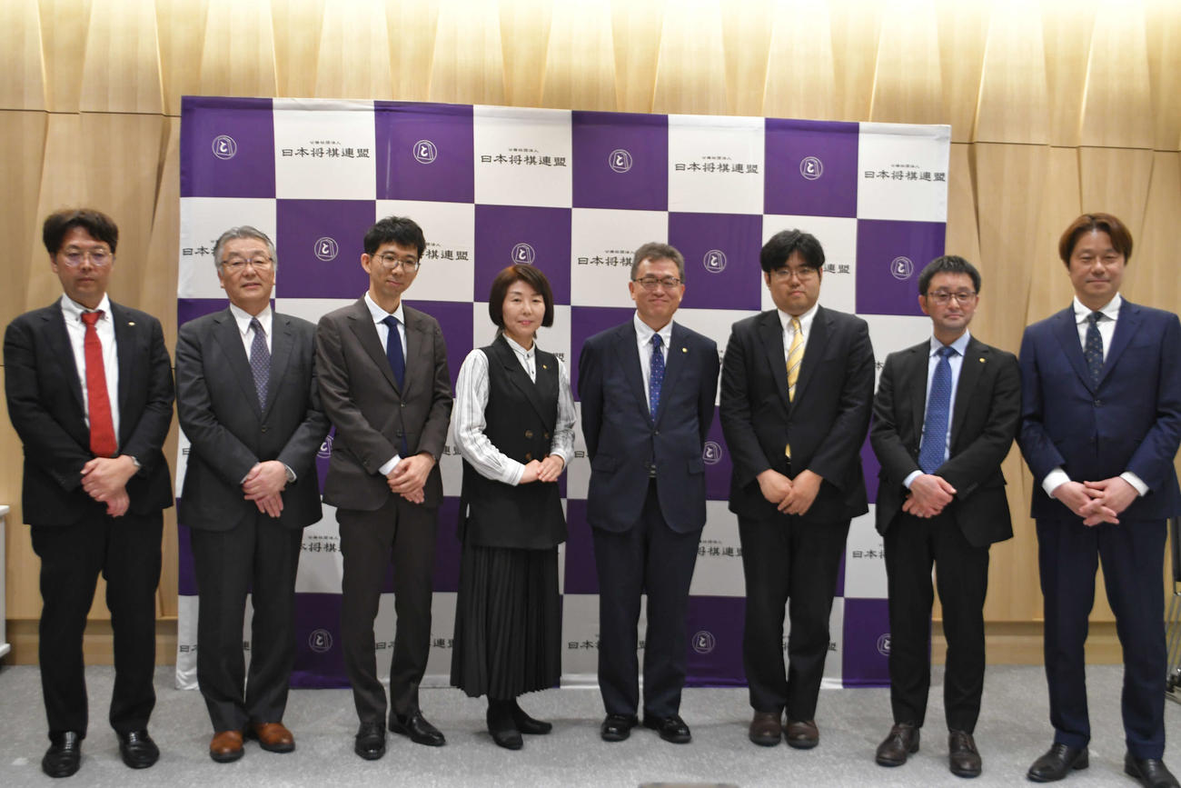 日本将棋連盟新役員に選ばれた森下卓九段、佐竹康峰氏、千葉幸生七段、清水市代会長、脇謙二九段、糸谷哲郎八段、片上大輔七段、瀬川晶司六段（左から）