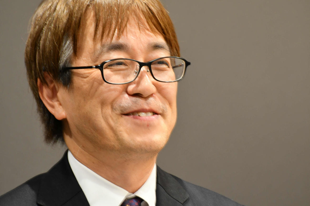笑顔も交えて日本将棋連盟の会長退任の会見に応じた羽生善治九段