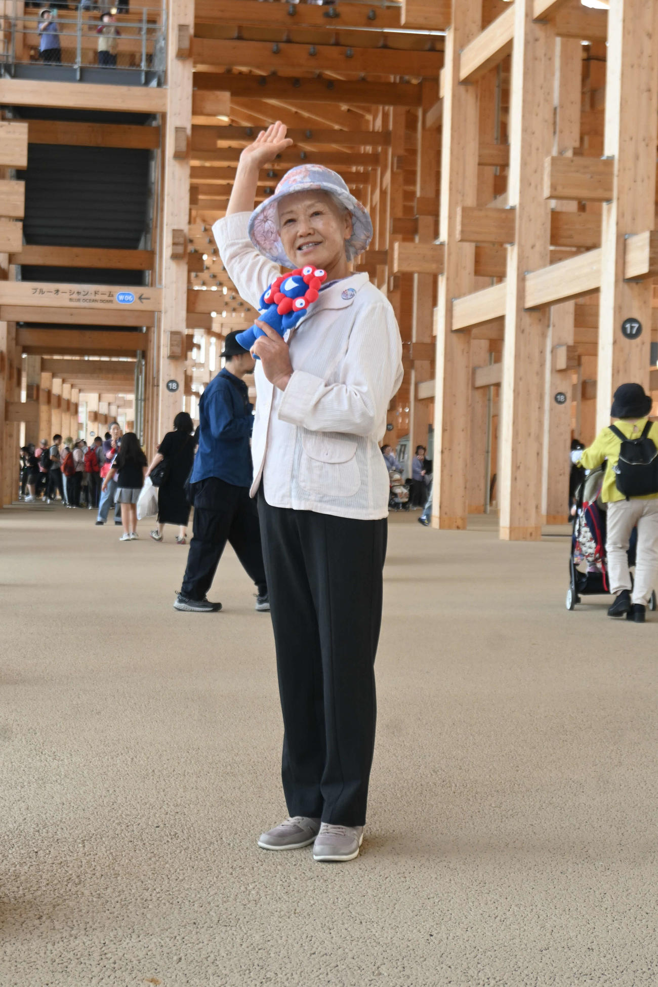 大屋根リングをバックにする山田外美代さん（撮影・松浦隆司）