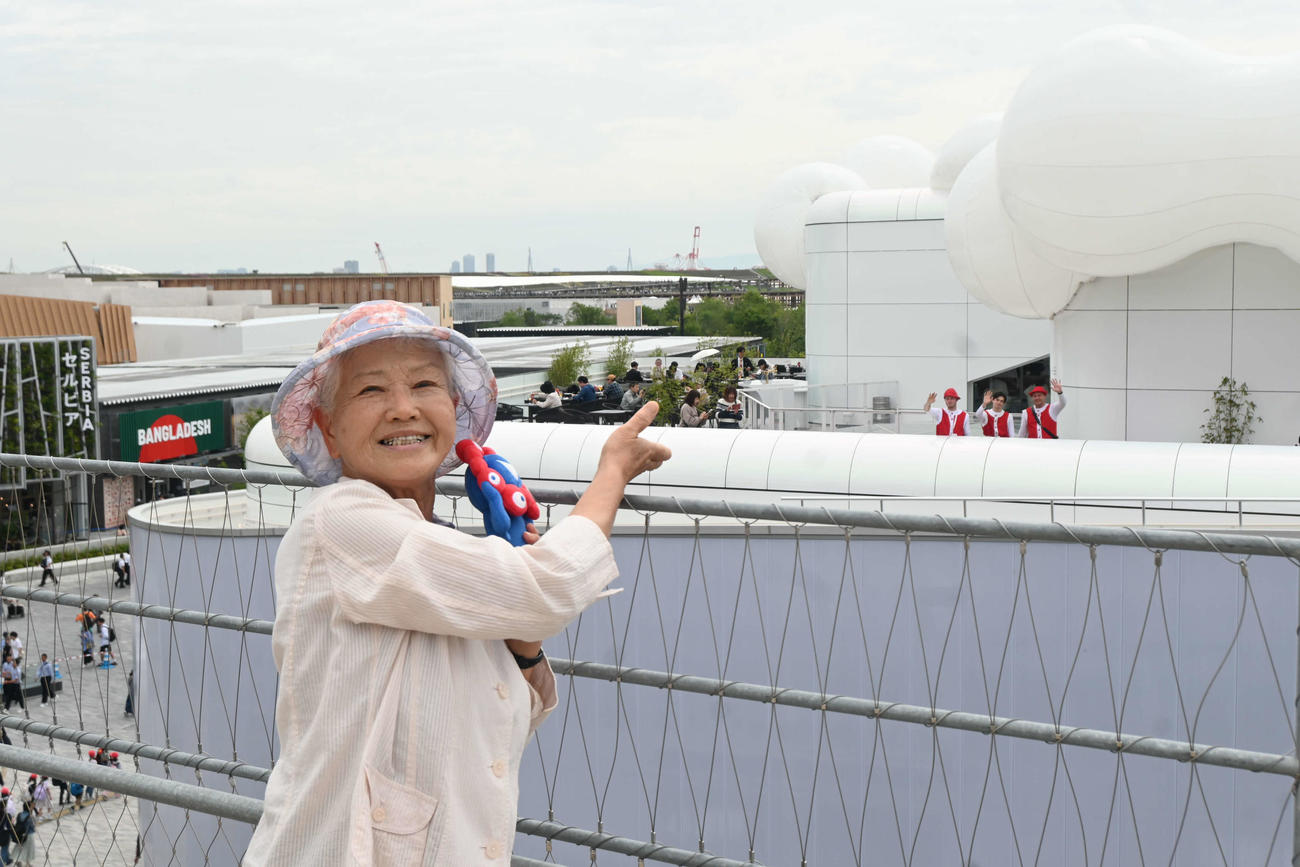 ベルギーパビリオンのスタッフに声をかける山田外美代さん（撮影・松浦隆司）