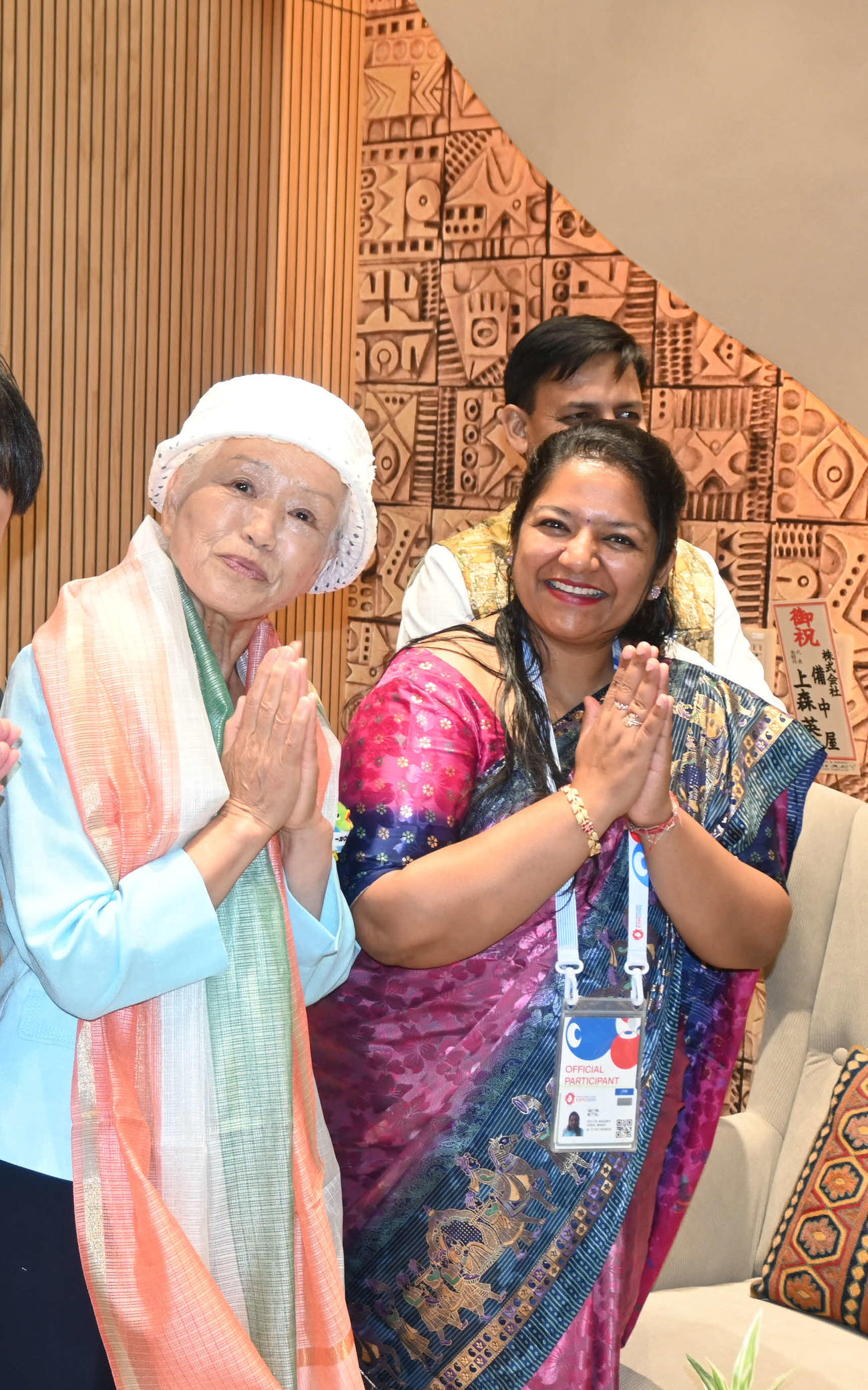 鳥取県の「サンドおばあちゃん（Sandma）」に就任し、インドパビリオンを訪れた山田外美代さん（撮影・松浦隆司）
