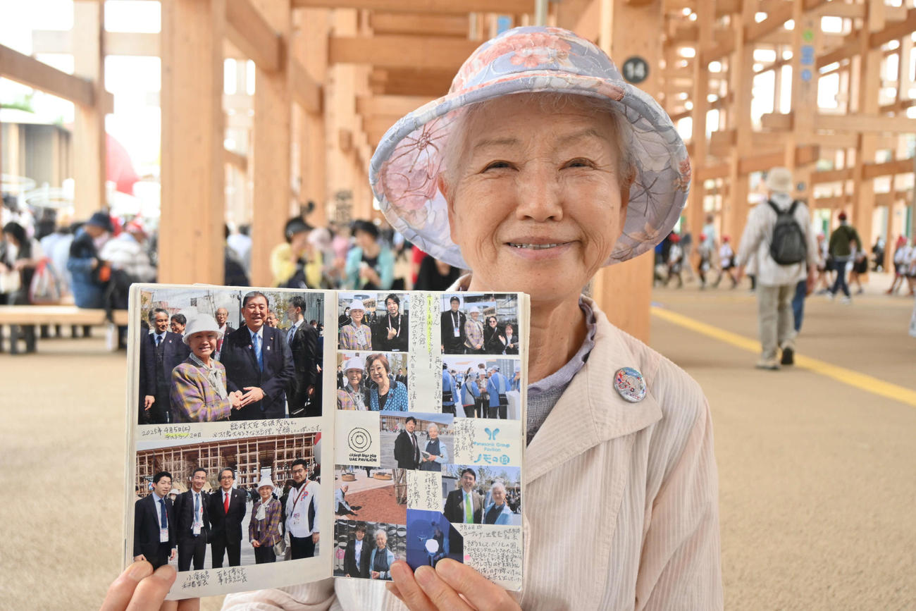 山田外美代さんが毎日、つづる「万博ノート」には石破茂首相との2ショットも（撮影・松浦隆司）
