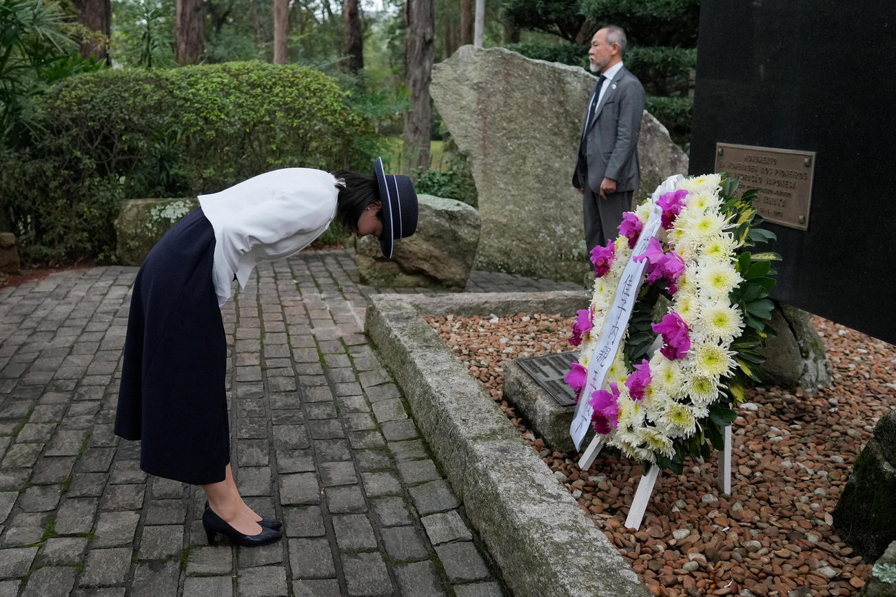 日本からの最初のブラジル移民をたたえる記念碑での献花式典に出席される佳子さま（ロイター）