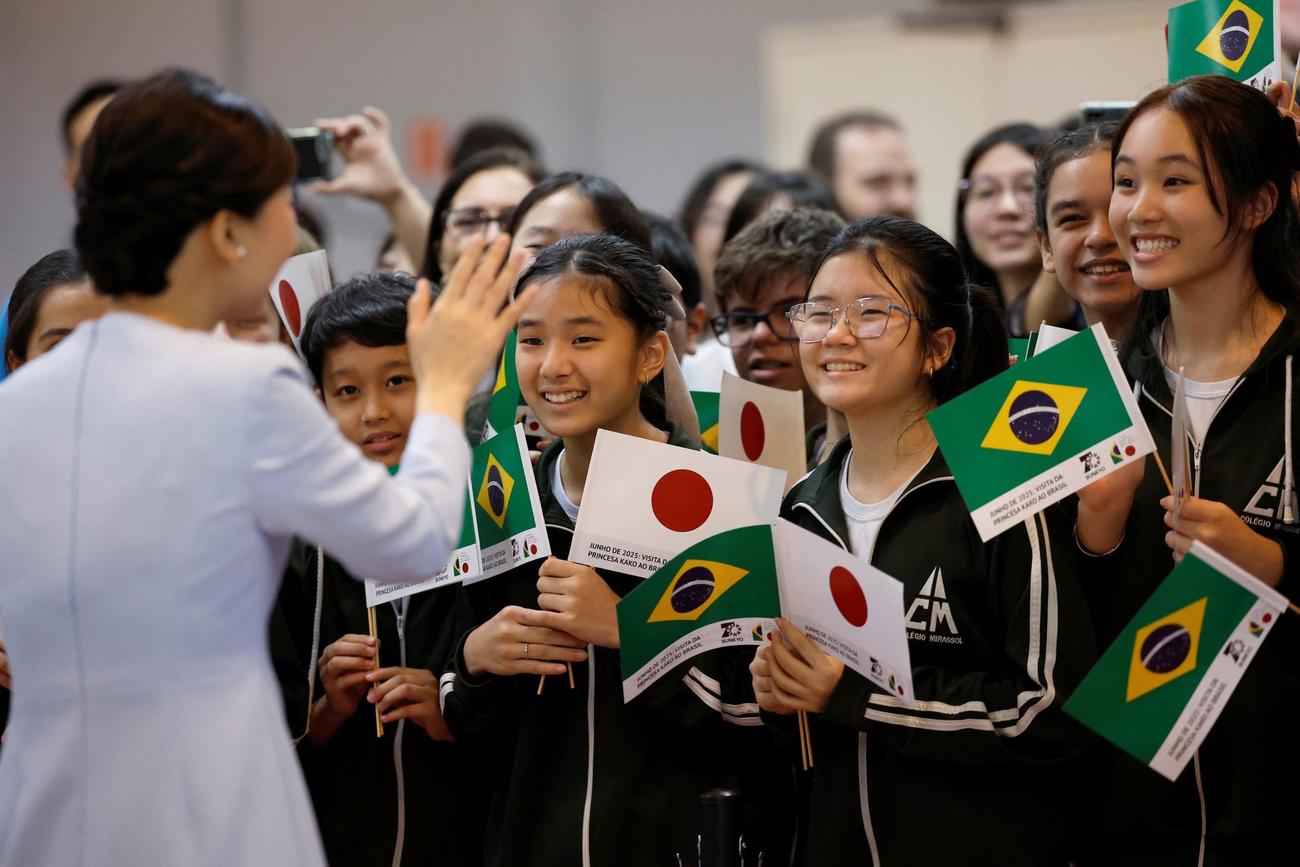 ブラジル・サンパウロのブラジル日本文化福祉協会を訪問し、歓迎される佳子さま（ロイター）