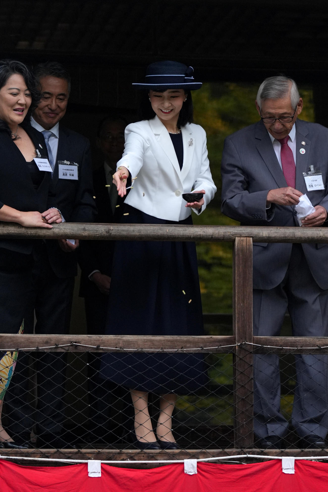 ブラジル・サンパウロのイビラプエラ公園にある日本館で鯉に餌を与える佳子さま（ロイター）