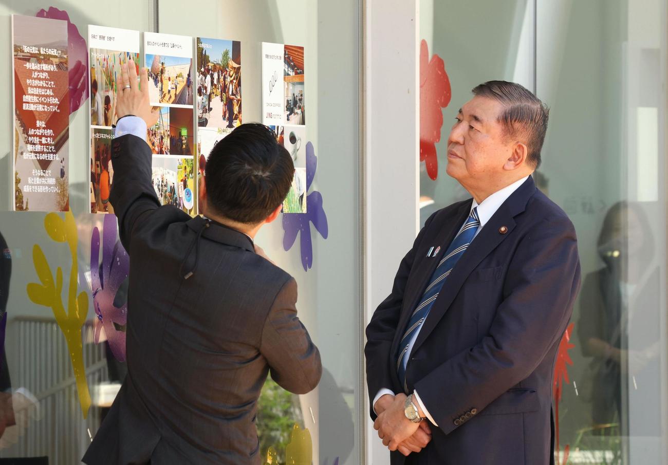 「JINS　PARK」を視察する石破首相（代表撮影）