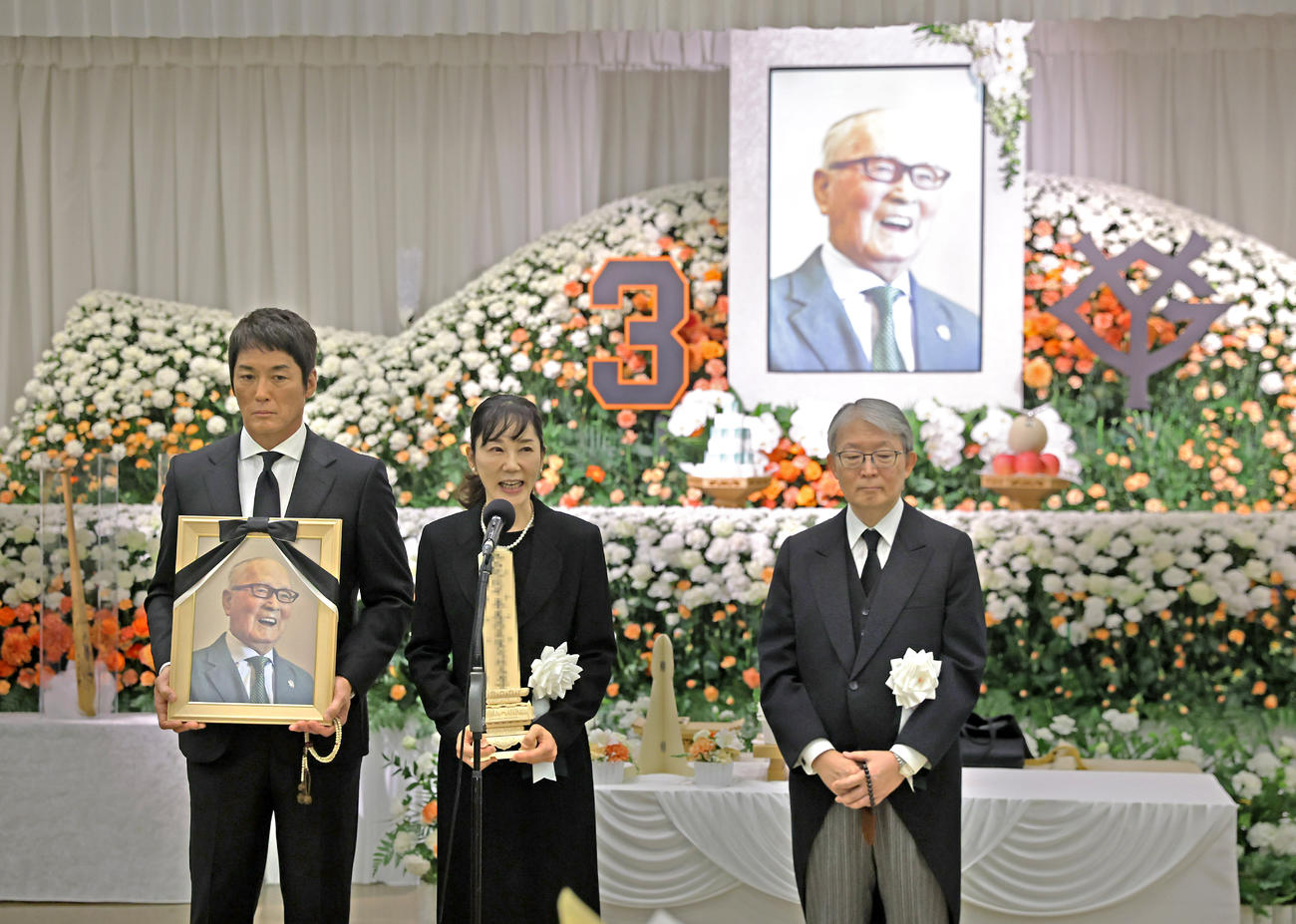 長嶋さんの告別式であいさつする喪主の次女三奈さん（中央）と長男一茂さん（左）、読売新聞グループ本社社長で巨人の山口オーナー（読売新聞社提供）