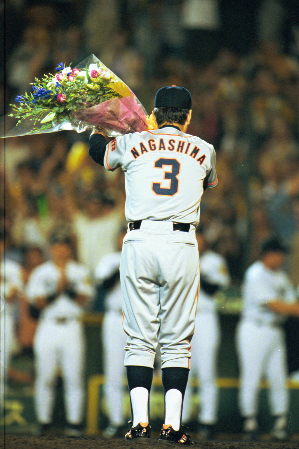 01年10月1日、最後の試合で花束を手に阪神ナインにあいさつする長嶋茂雄監督