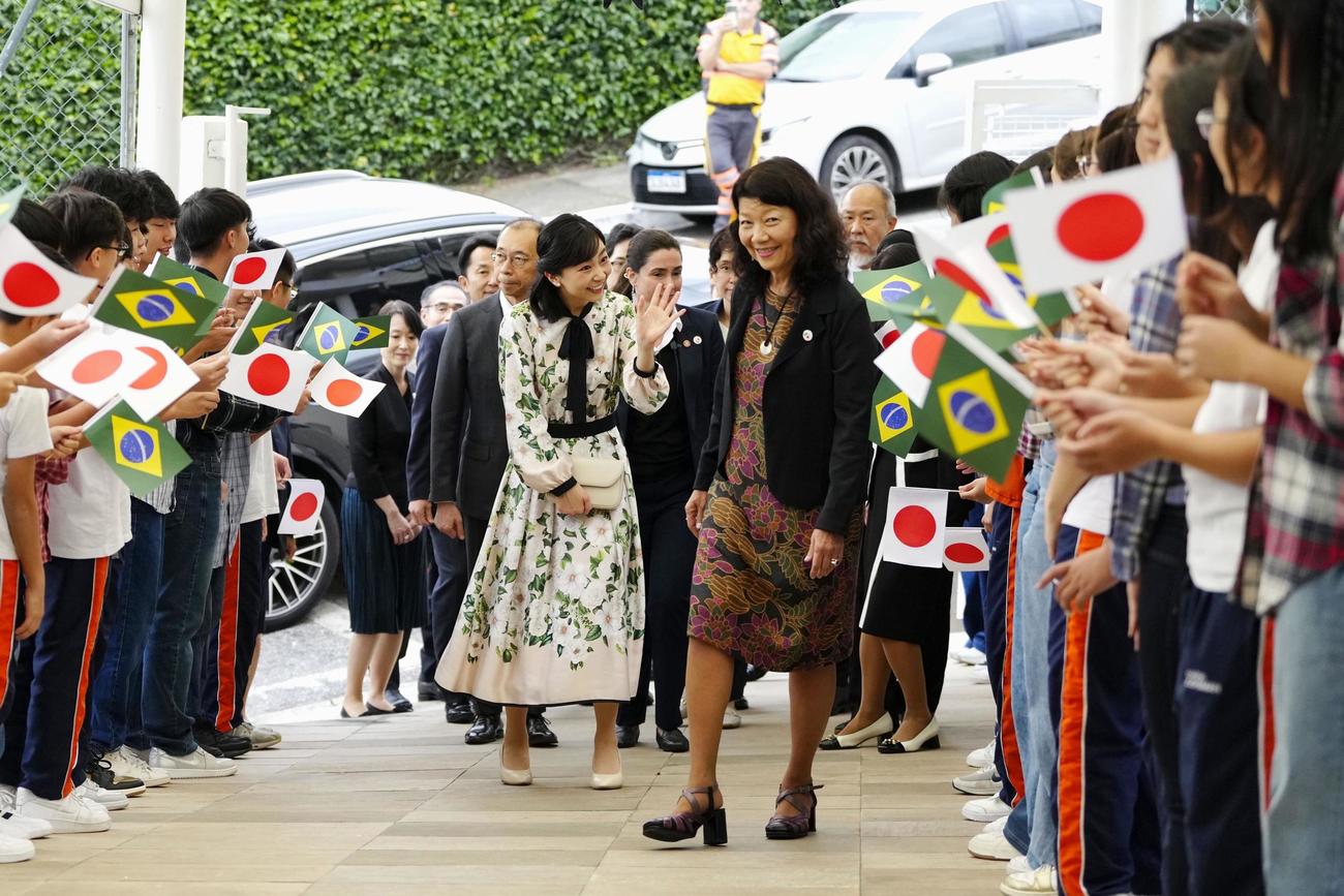 「松柏・大志万学園」を訪問され、生徒らの歓迎を受ける秋篠宮家の次女佳子さま＝7日、ブラジル・サンパウロ（共同）
