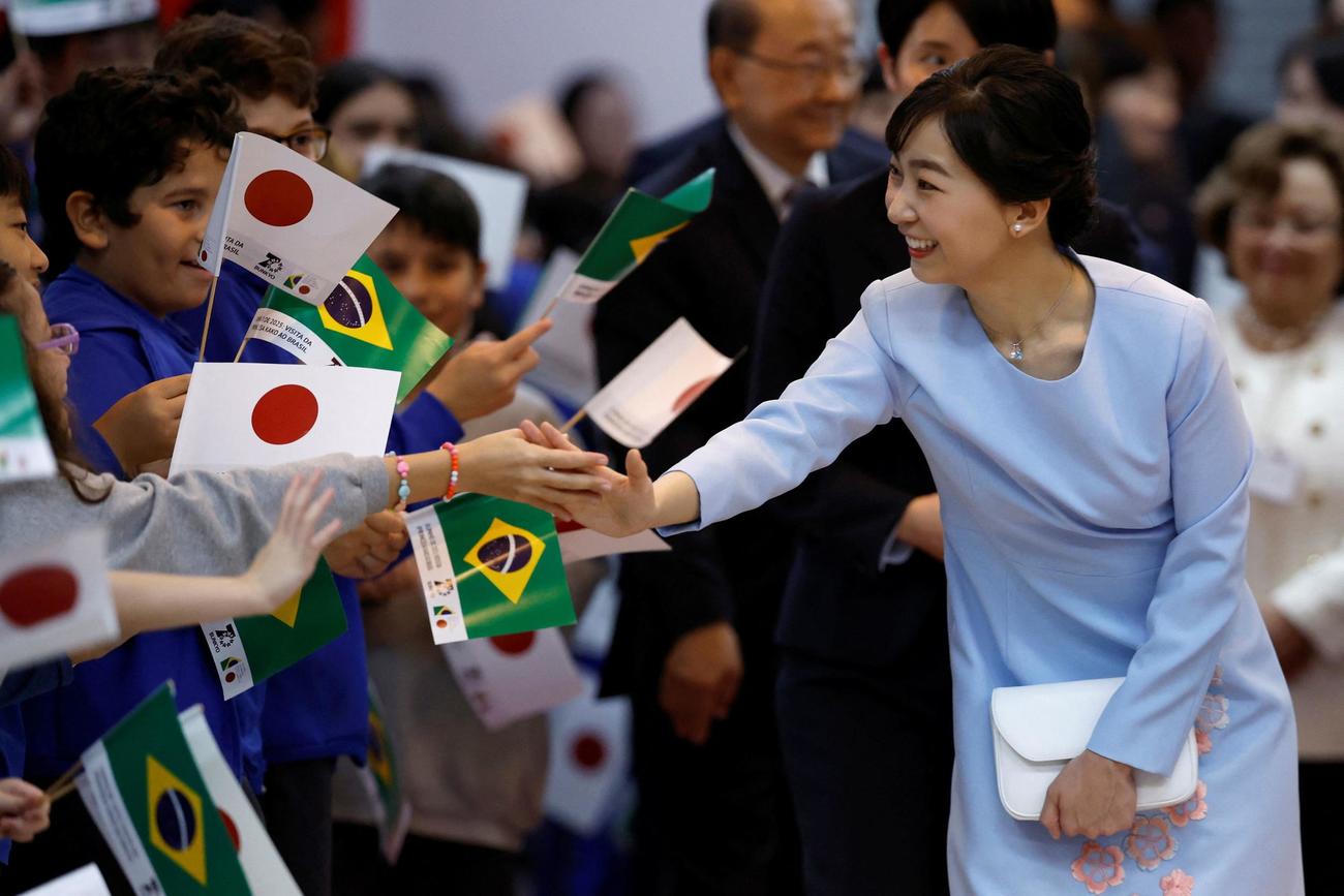 ブラジル・サンパウロのブラジル日本文化福祉協会を訪問し、歓迎される佳子さま（ロイター）