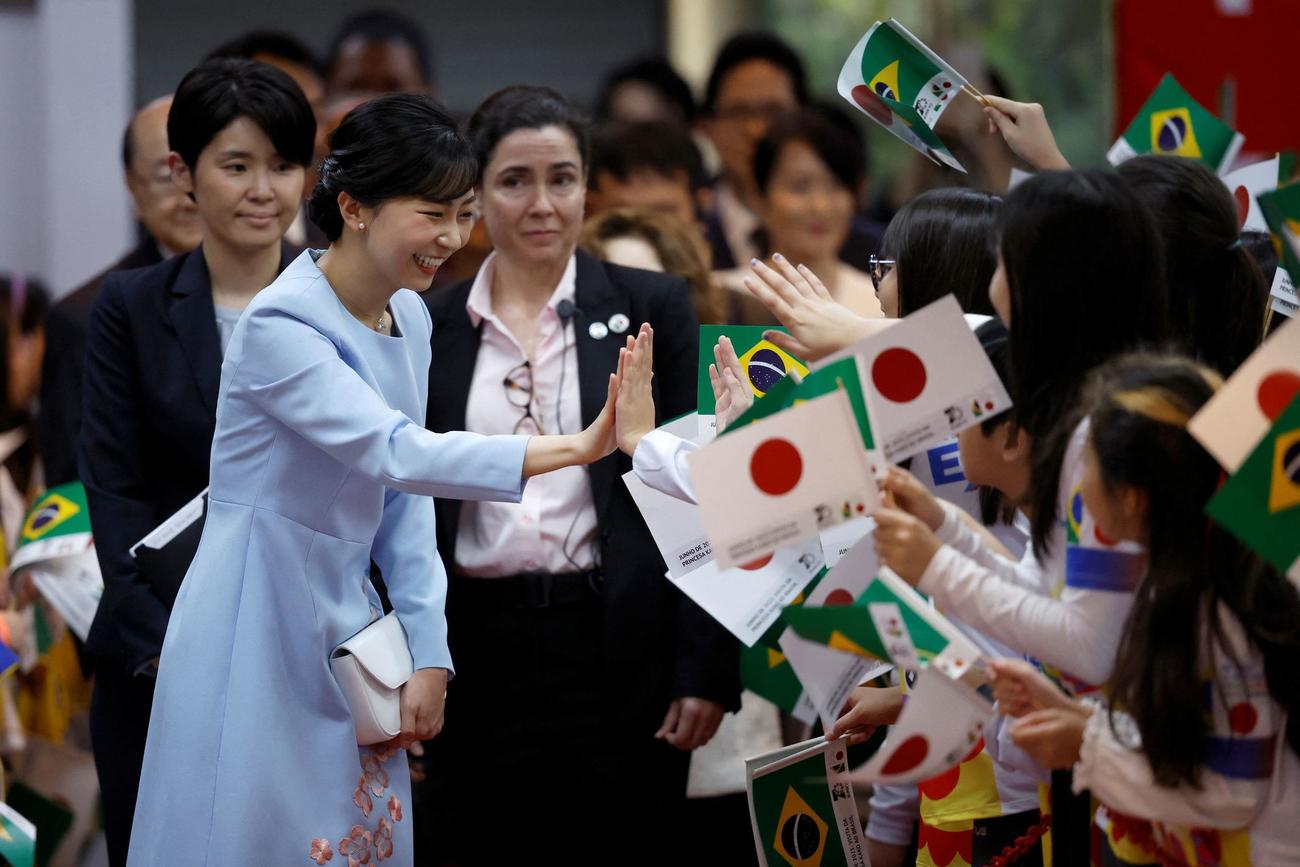 ブラジル・サンパウロのブラジル日本文化福祉協会を訪問し、歓迎される佳子さま（ロイター）