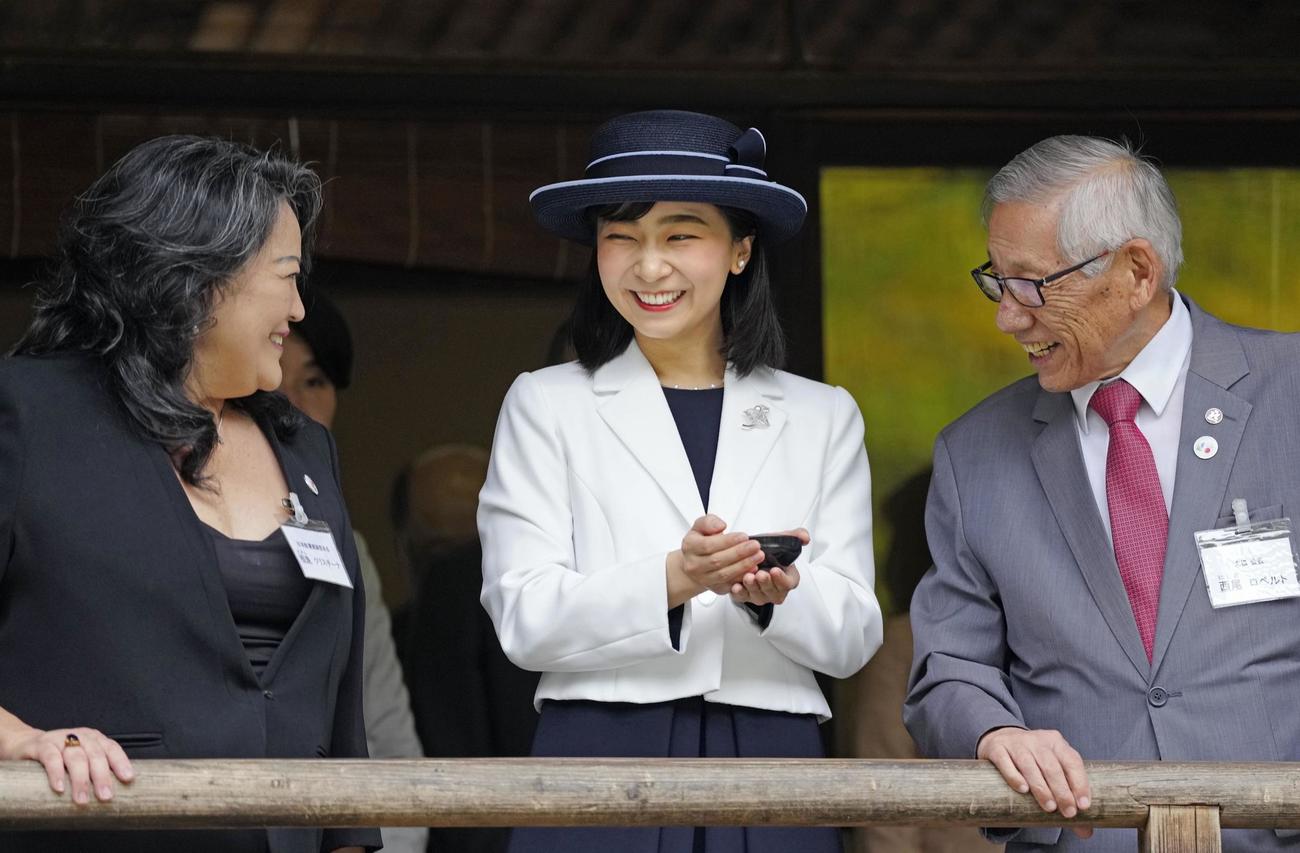 「日本館」を訪問された秋篠宮家の次女佳子さま（共同）